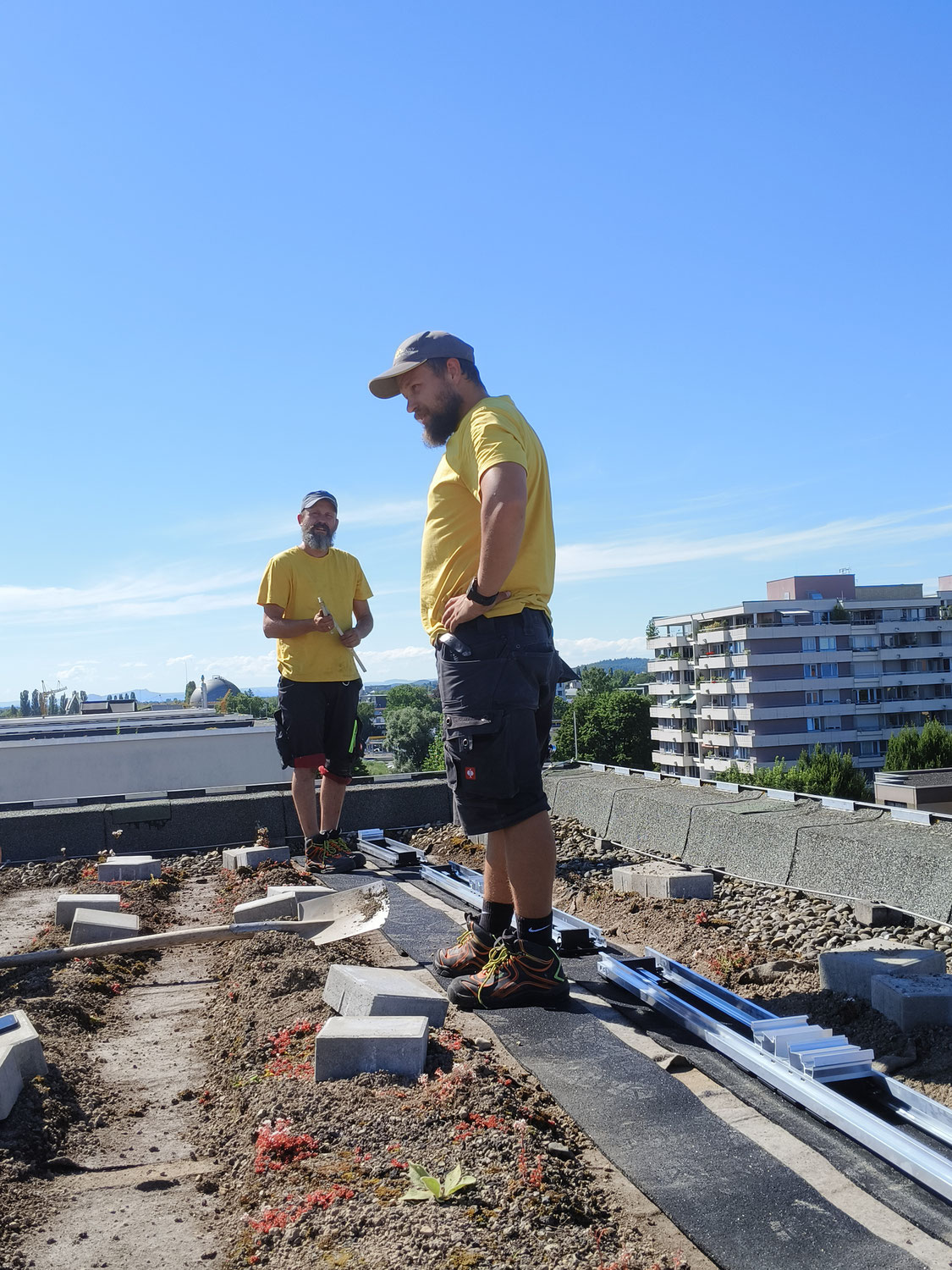 Montagestart unter Sonnenschein - Unser Team legt los!