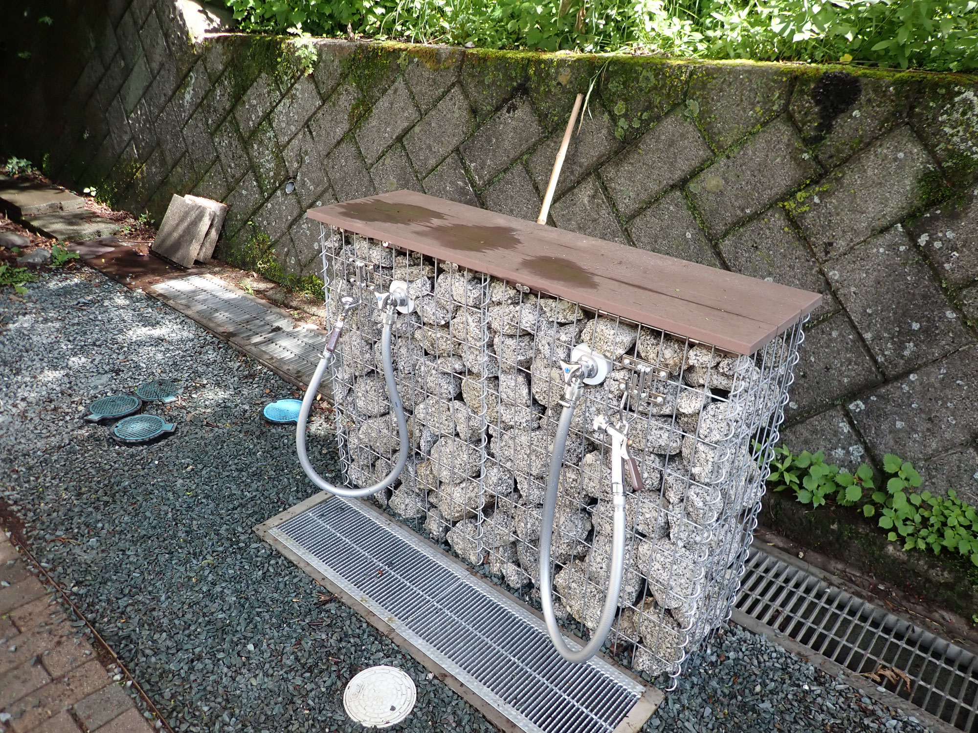 野呂川広河原インフォメーションセンターで弊社の石を使っていただいております。