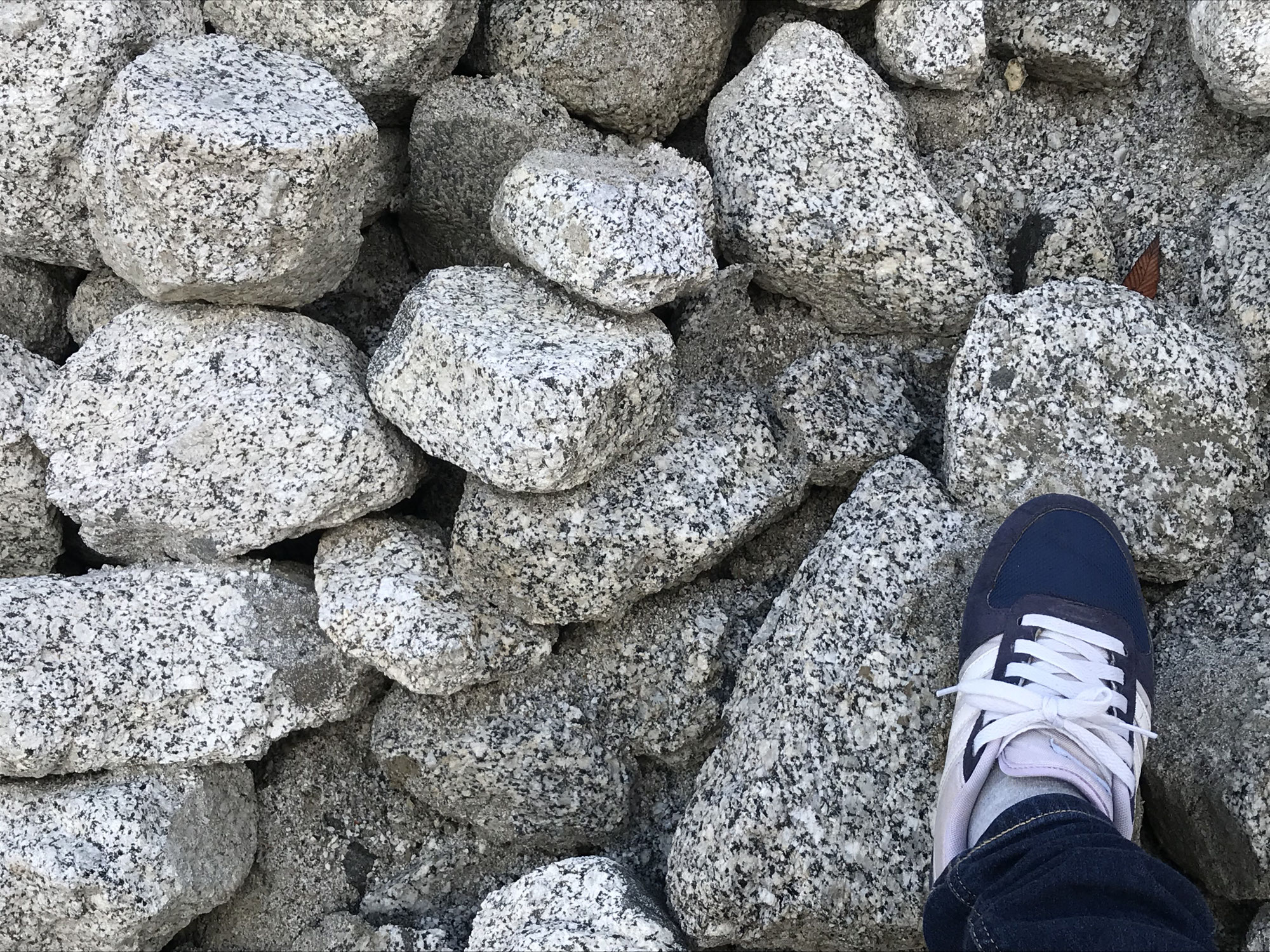 白州の白い砂利 - 甲斐駒開発株式会社 風化花崗岩 原石・山砂・白州