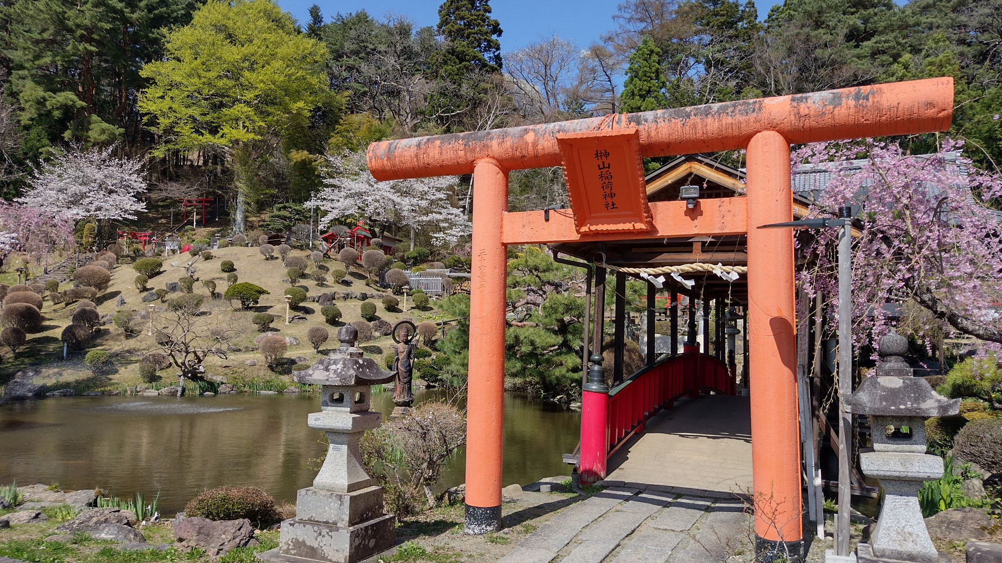 神社を参拝。