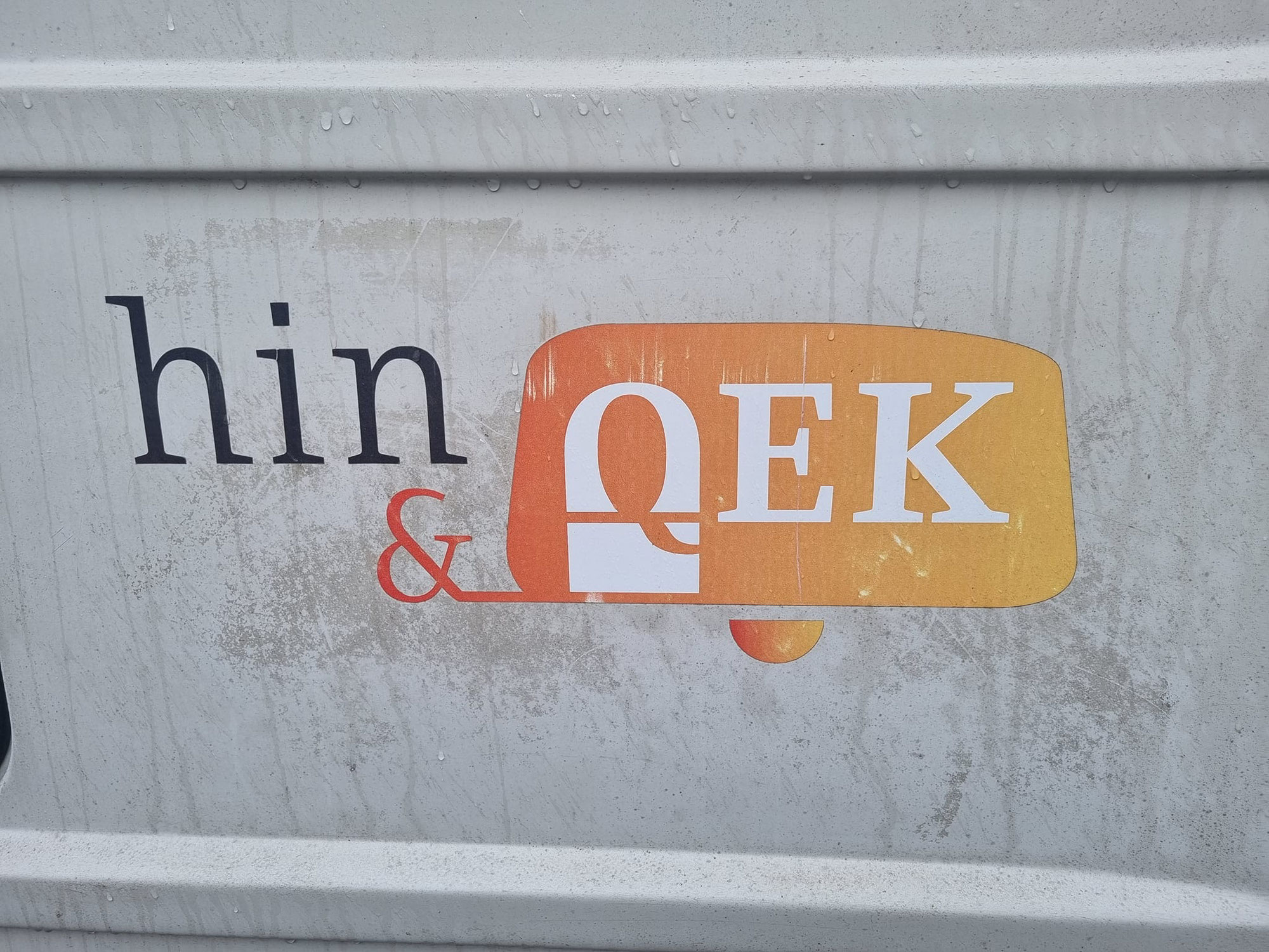 Hin und Qek