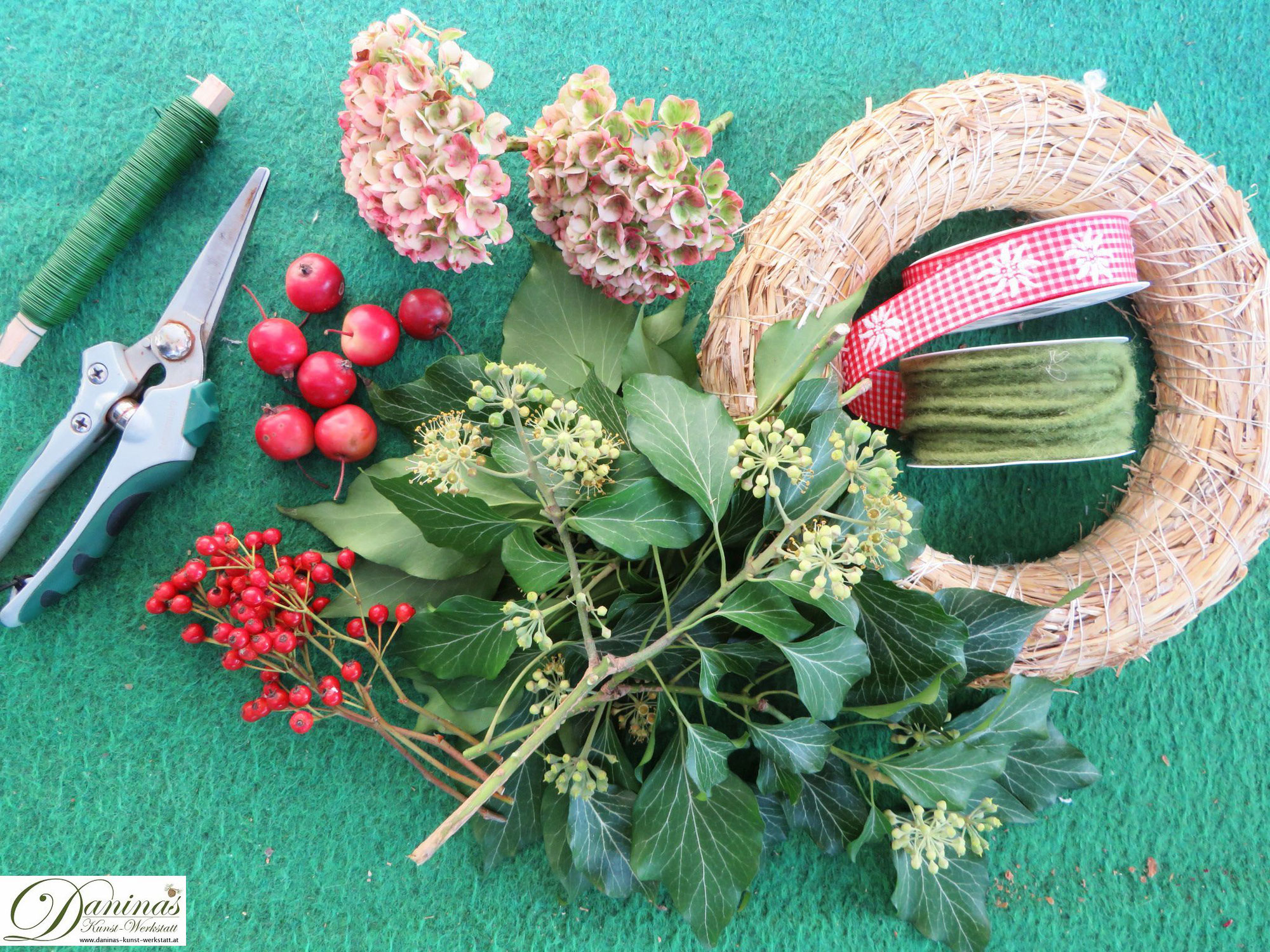 Herbstkranz basteln - DIY Anleitung für Efeukranz mit Hortensien