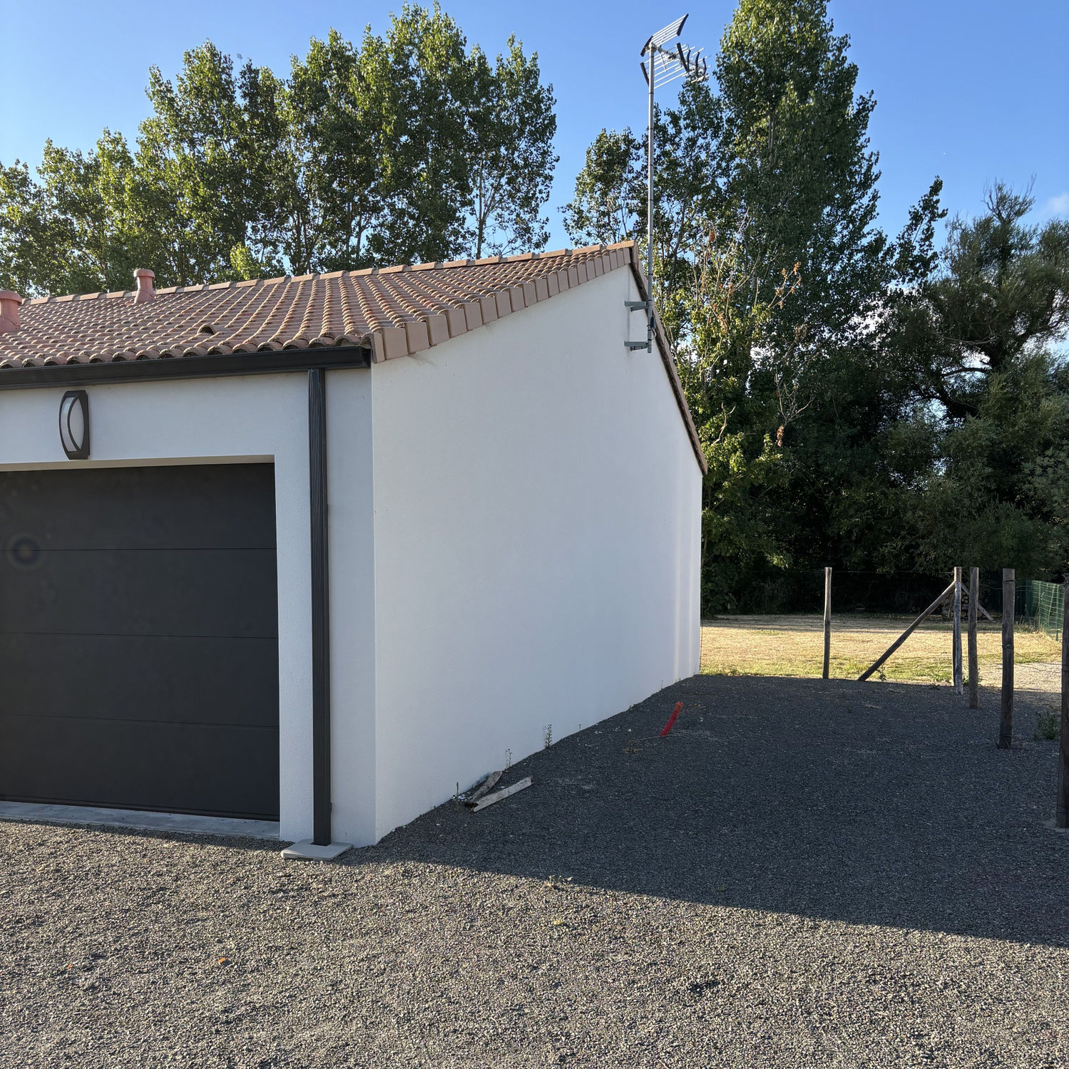 M. LENOIR à 5 minutes de la gare maritime.