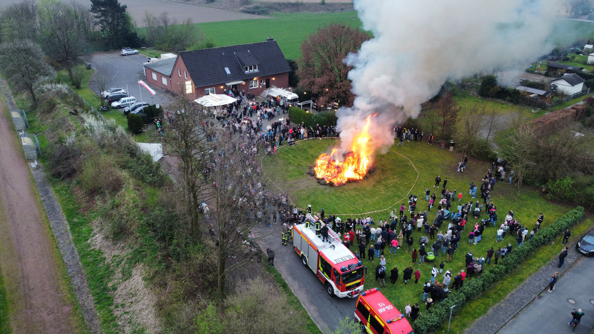 Osterfeuer am Schützenhaus in Belm-Powe: Stimmungsvolle Tradition und ein gelungener Frühlingsabend