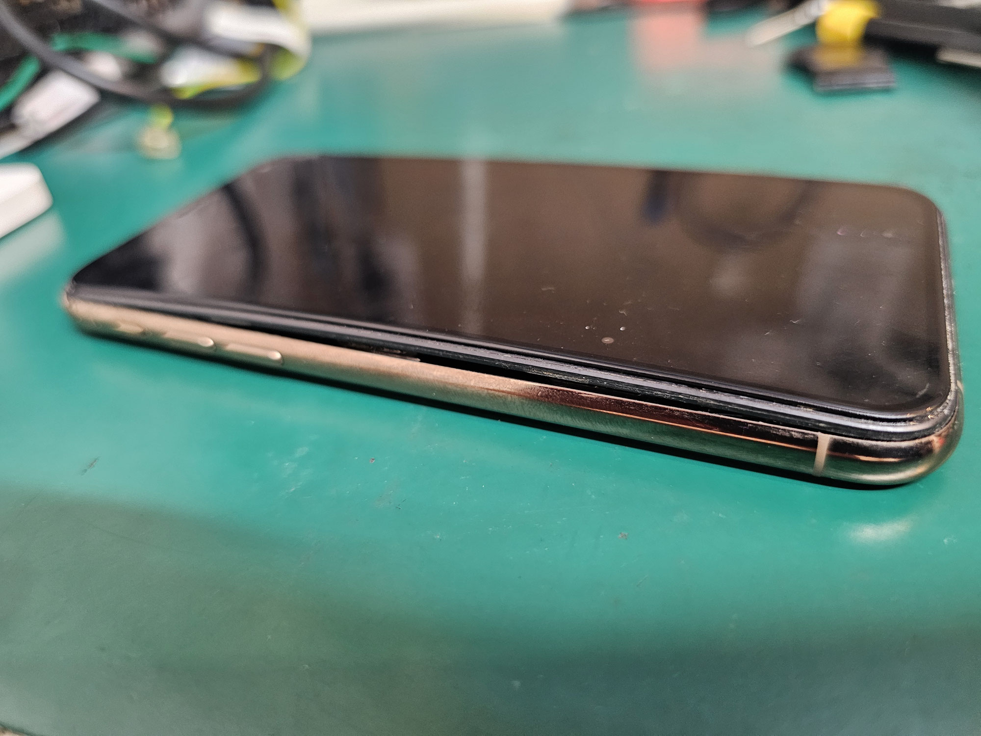 暑い時期危険！iPhone非正規バッテリーの膨張