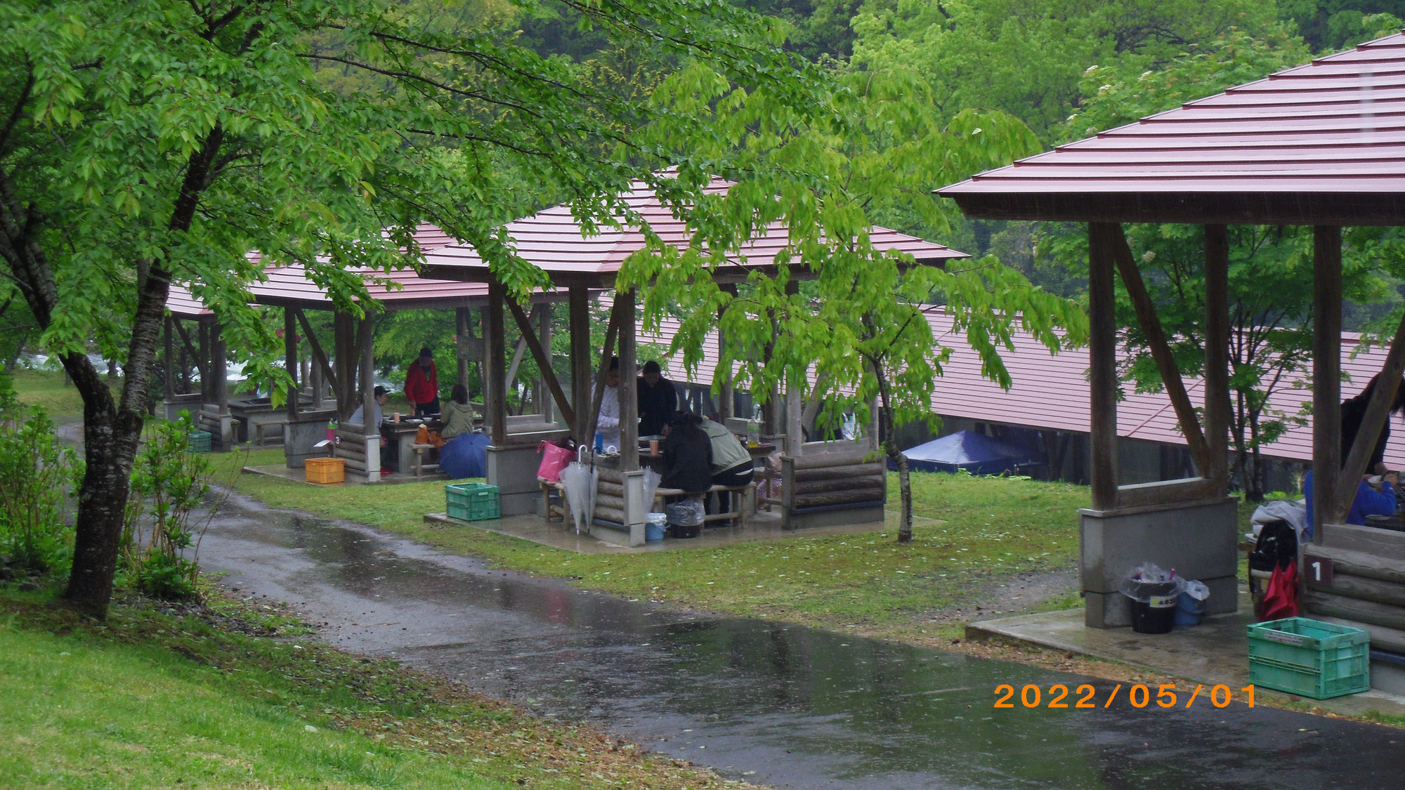 雨ですが満席です