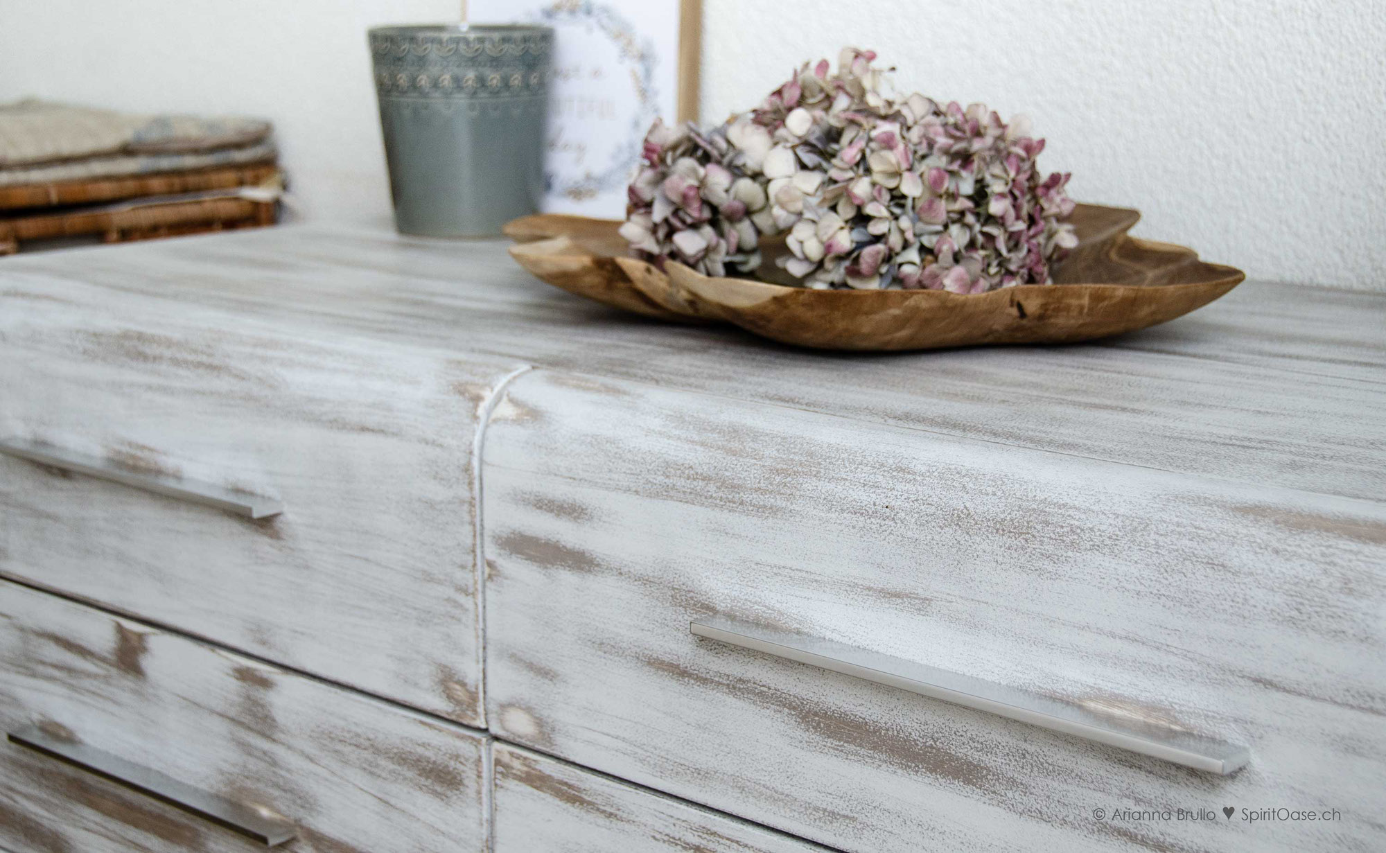 CREATE - DIY Anleitung: Umstyling von Hochglanz Möbel zu Shabby Chic