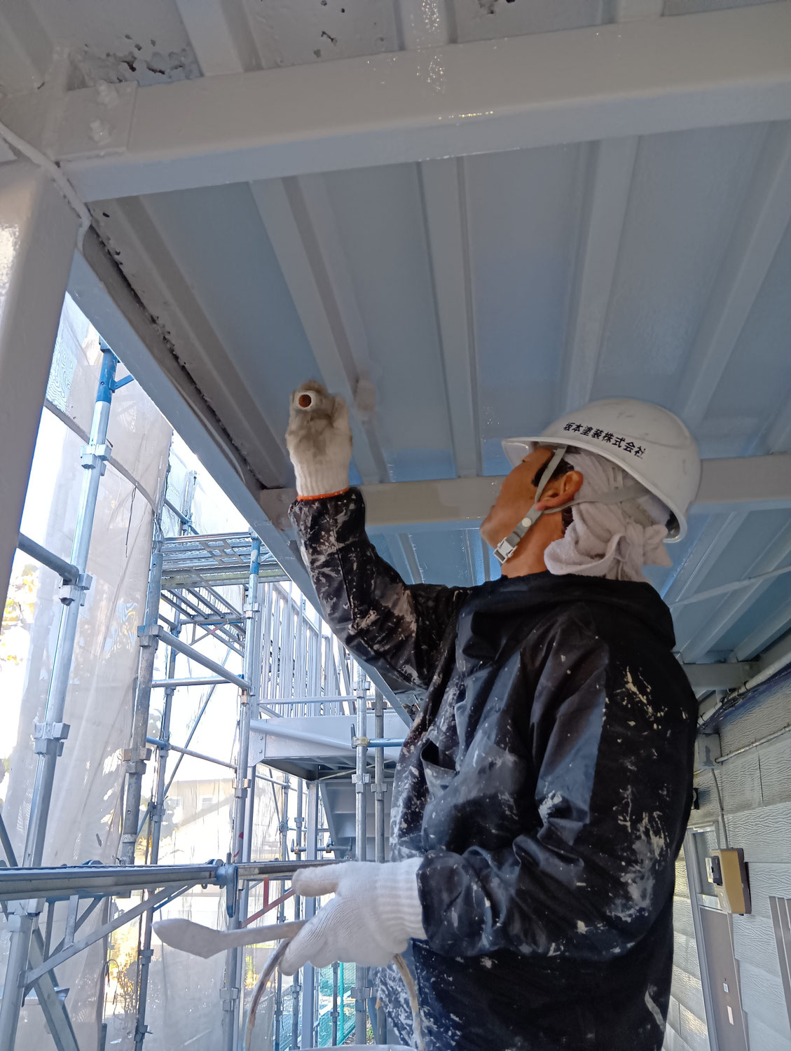集合住宅の鉄骨裏面を塗装｜錆の進行を防ぎ、建物を長く守ります