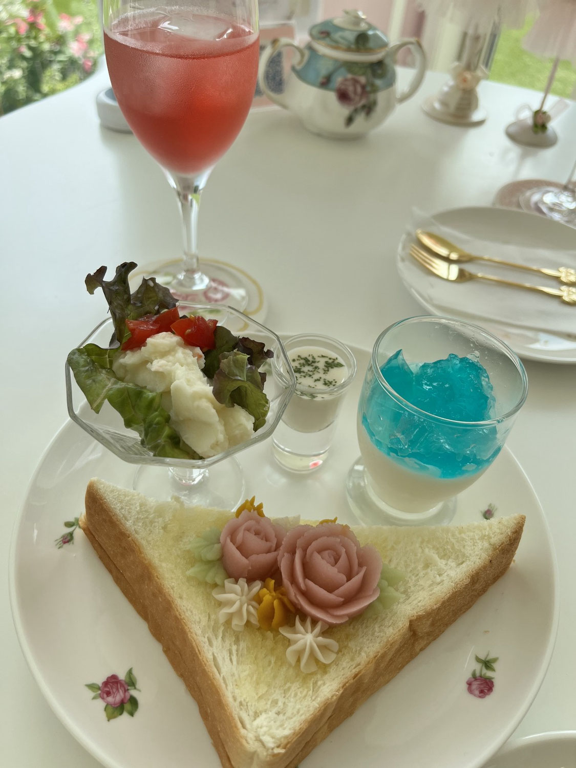 おとぎの世界へ｜一宮市「サンドリヨン」で優雅なカフェ時間