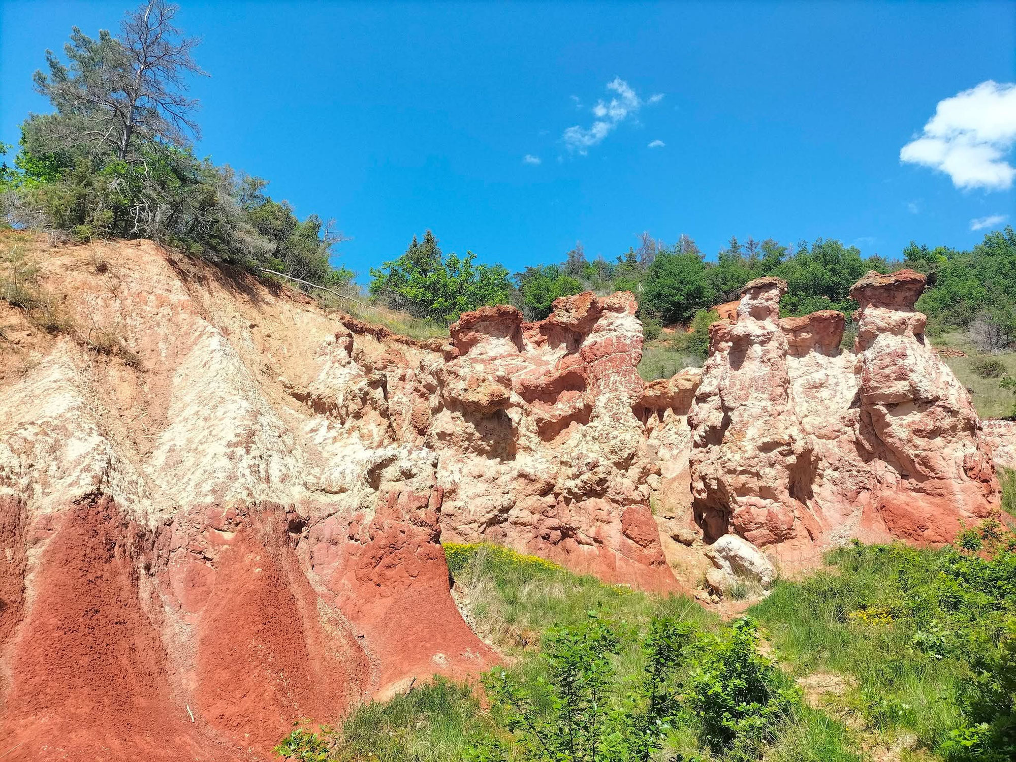 La vallée des Saints de Boudes : randonnée dans le Colorado auvergnat avec son chien