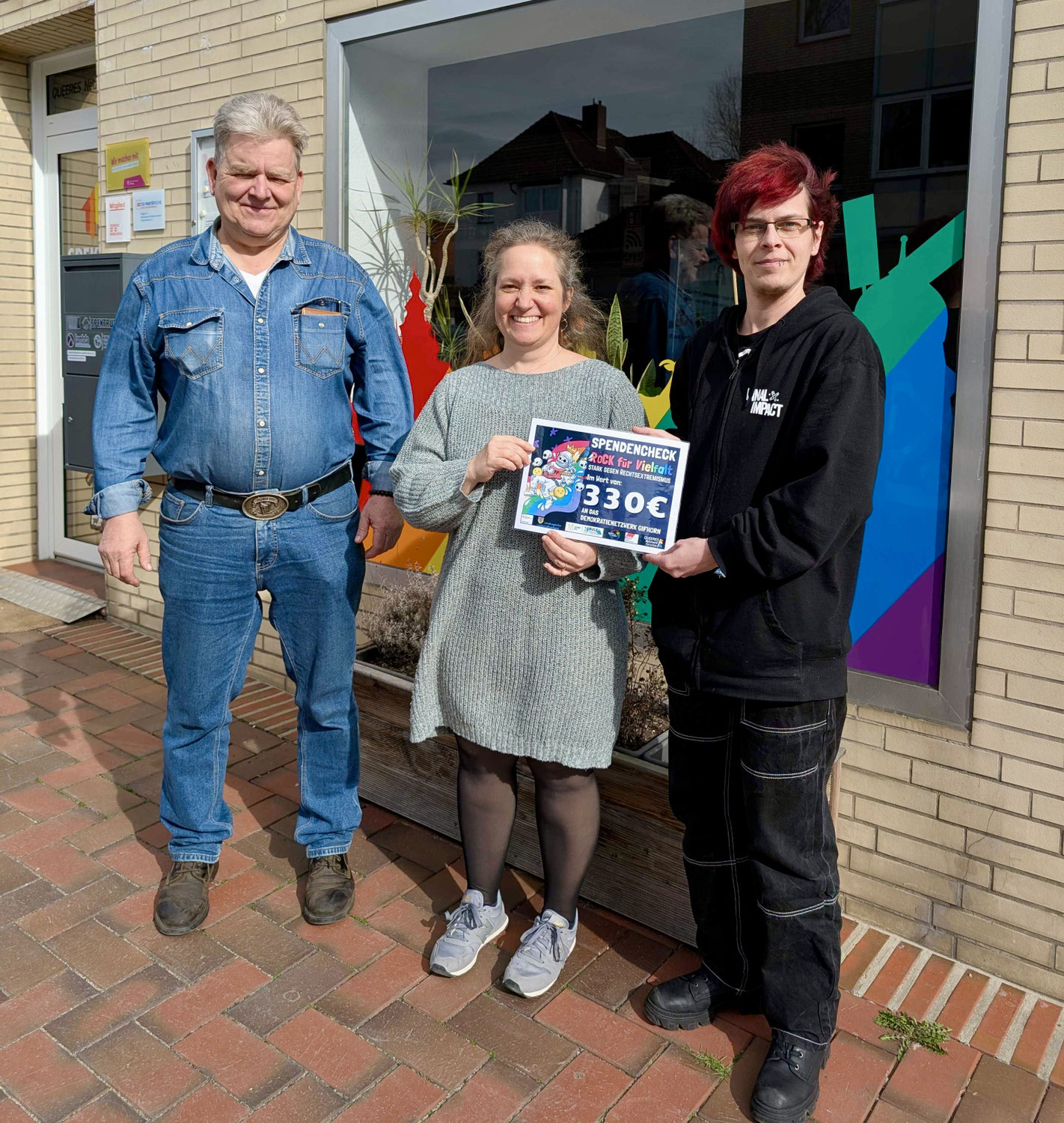 Spendenübergabe Demokratienetzwerk Gifhorn