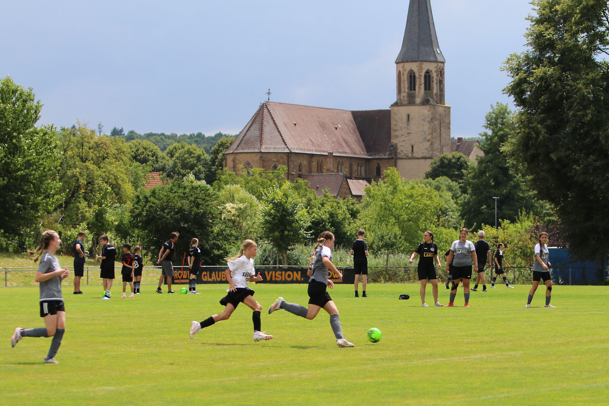 Mädels ganz groß – 1. Cronimet Girls Cup begeistert mit 37 Teams