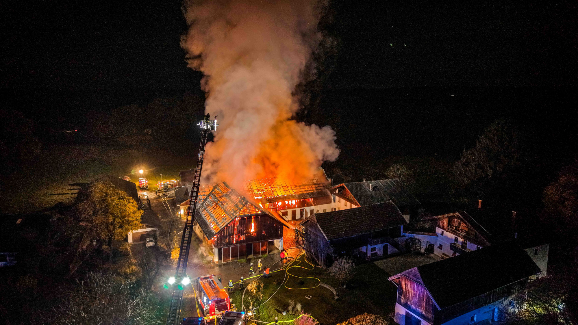 Großbrand in Geretsberg - Innviertler Bauernhof steht in Vollbrand
