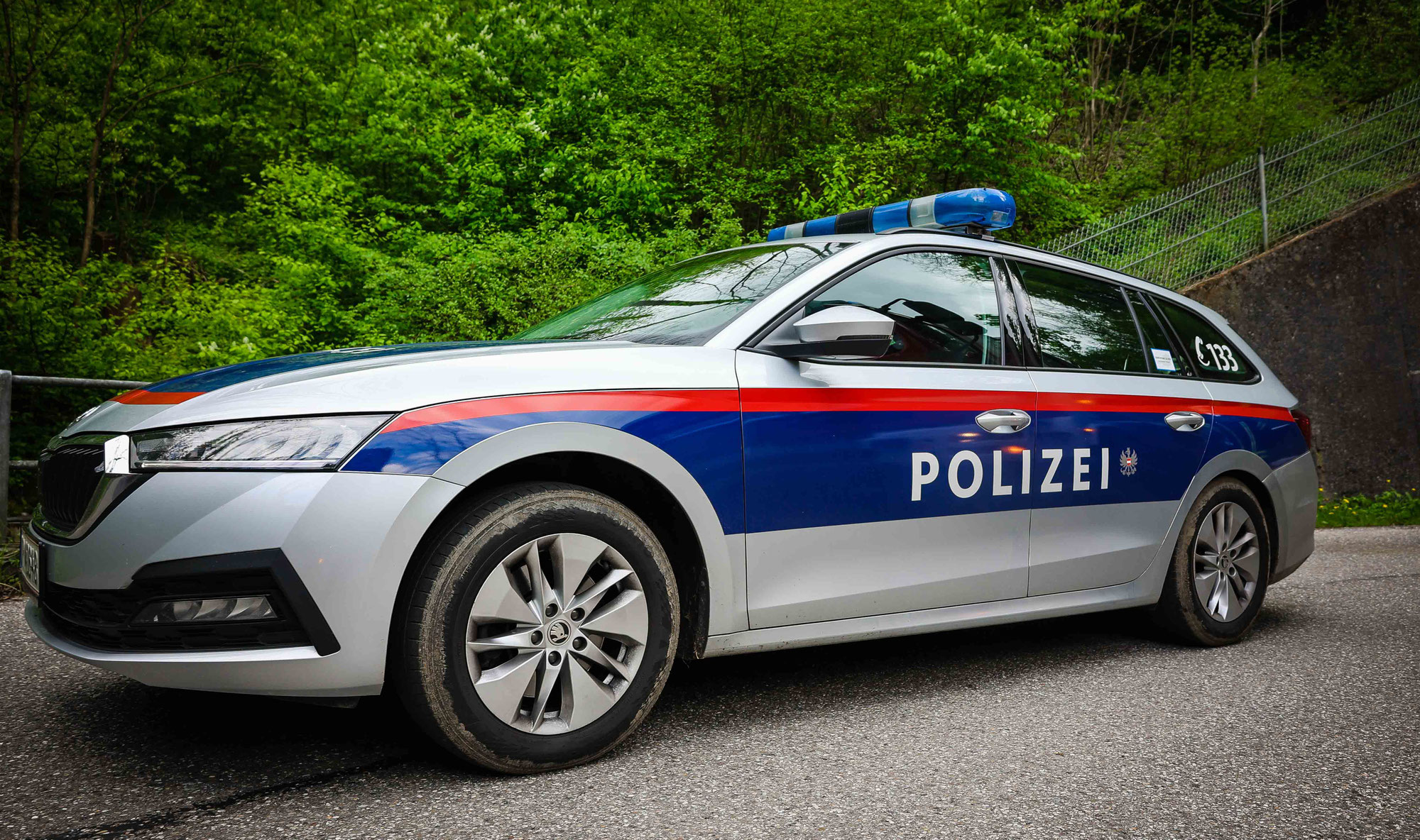 Spaziergängerin von zwei Frauen überfallen