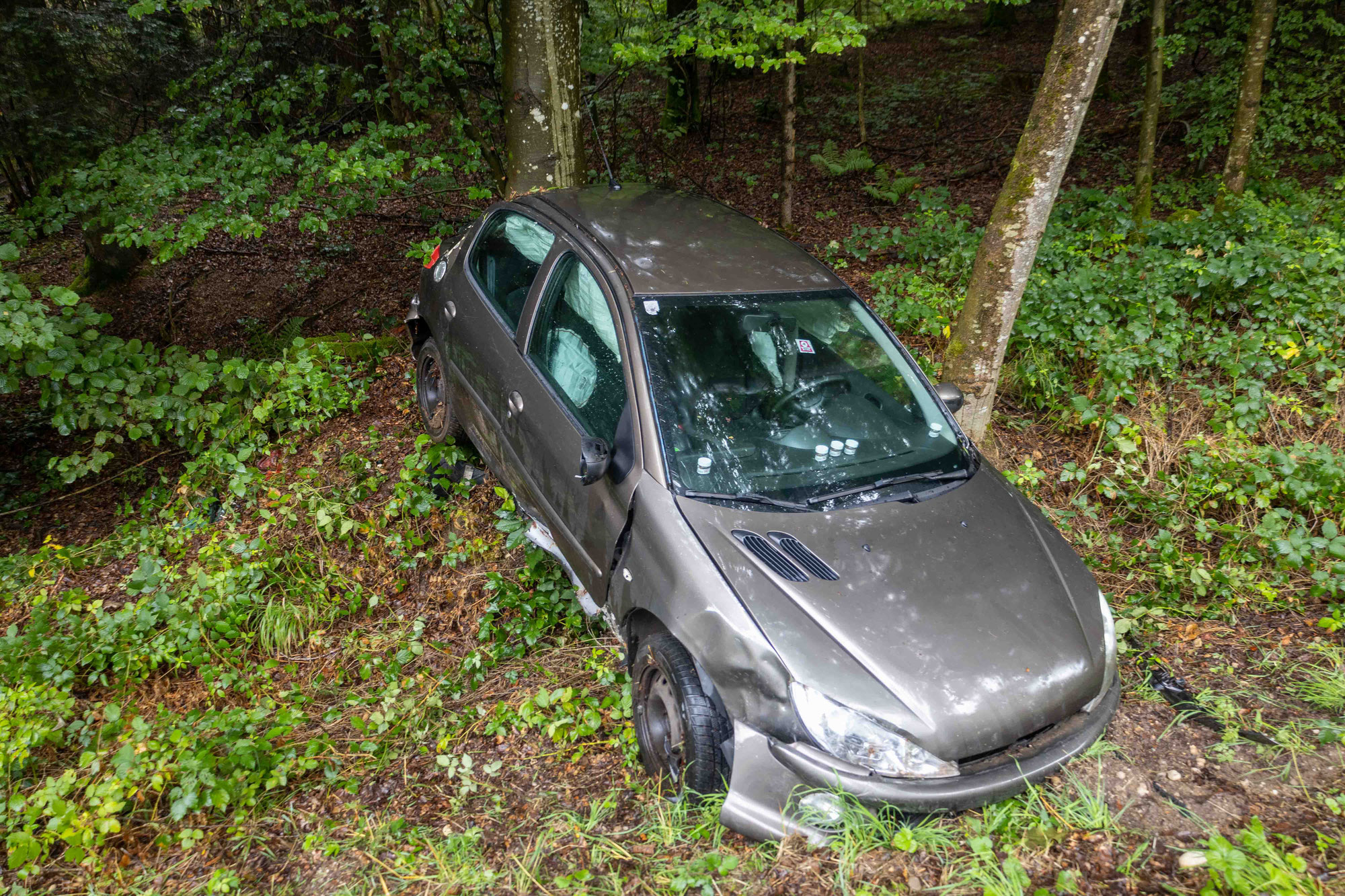 B156 - Autos von der Straße abgekommen