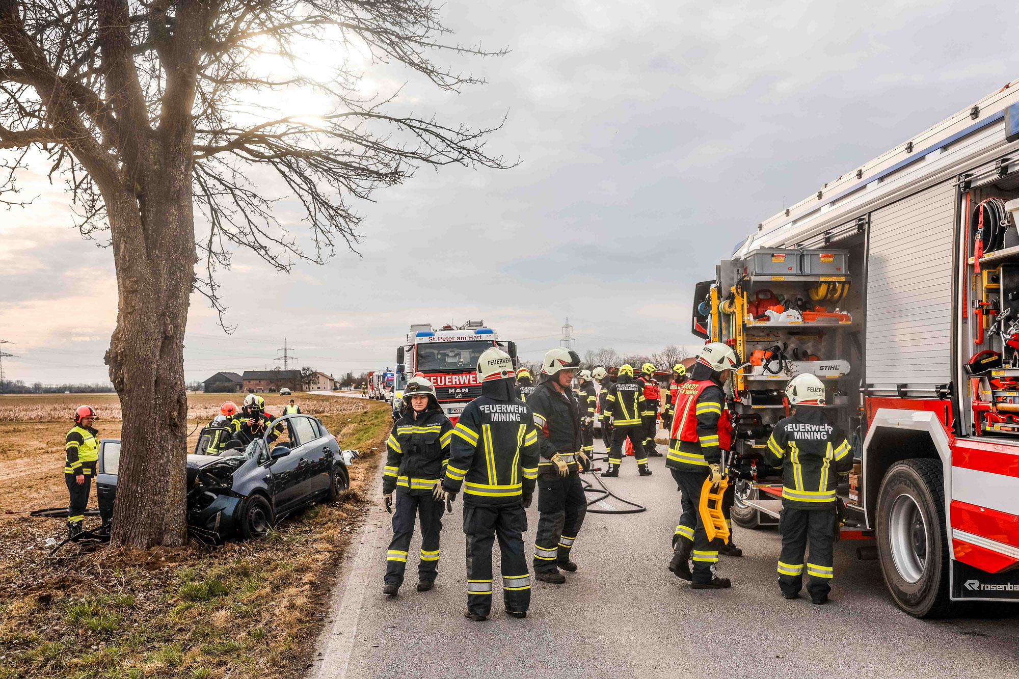 Schwerer VU in Sankt Peter - Auto vs. Baum