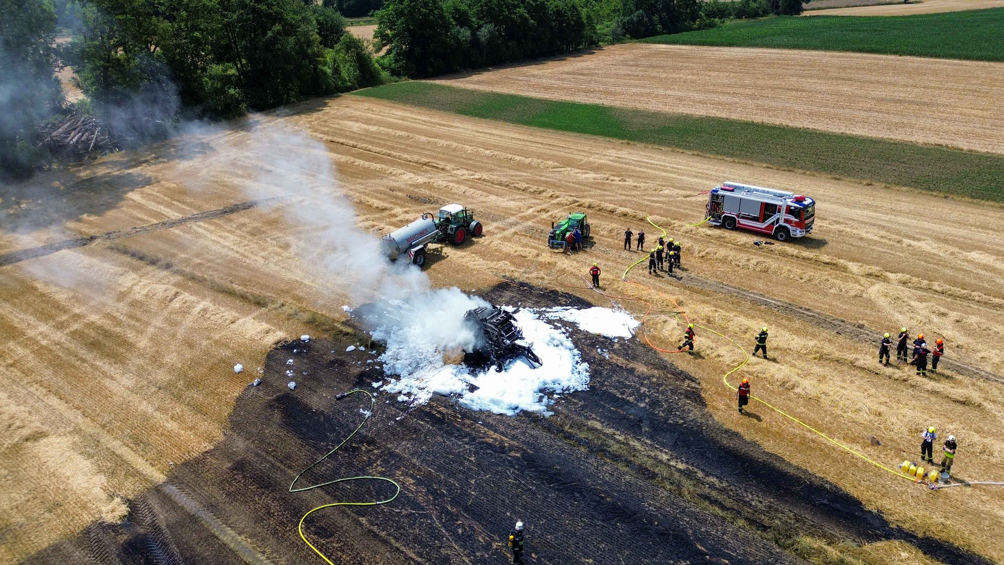Rundballenpresse ging in Flammen auf