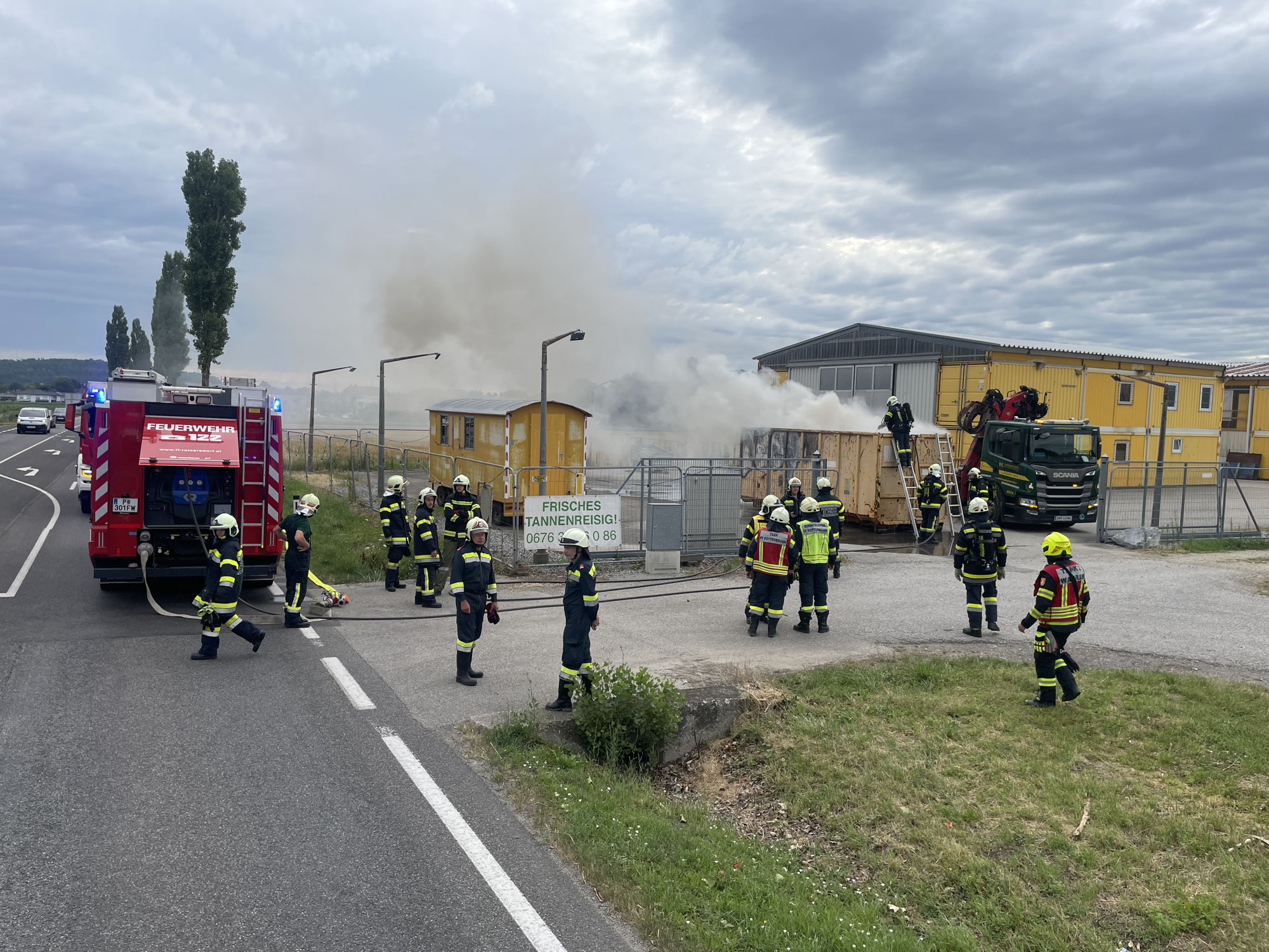 LKW Container geriet in Flammen