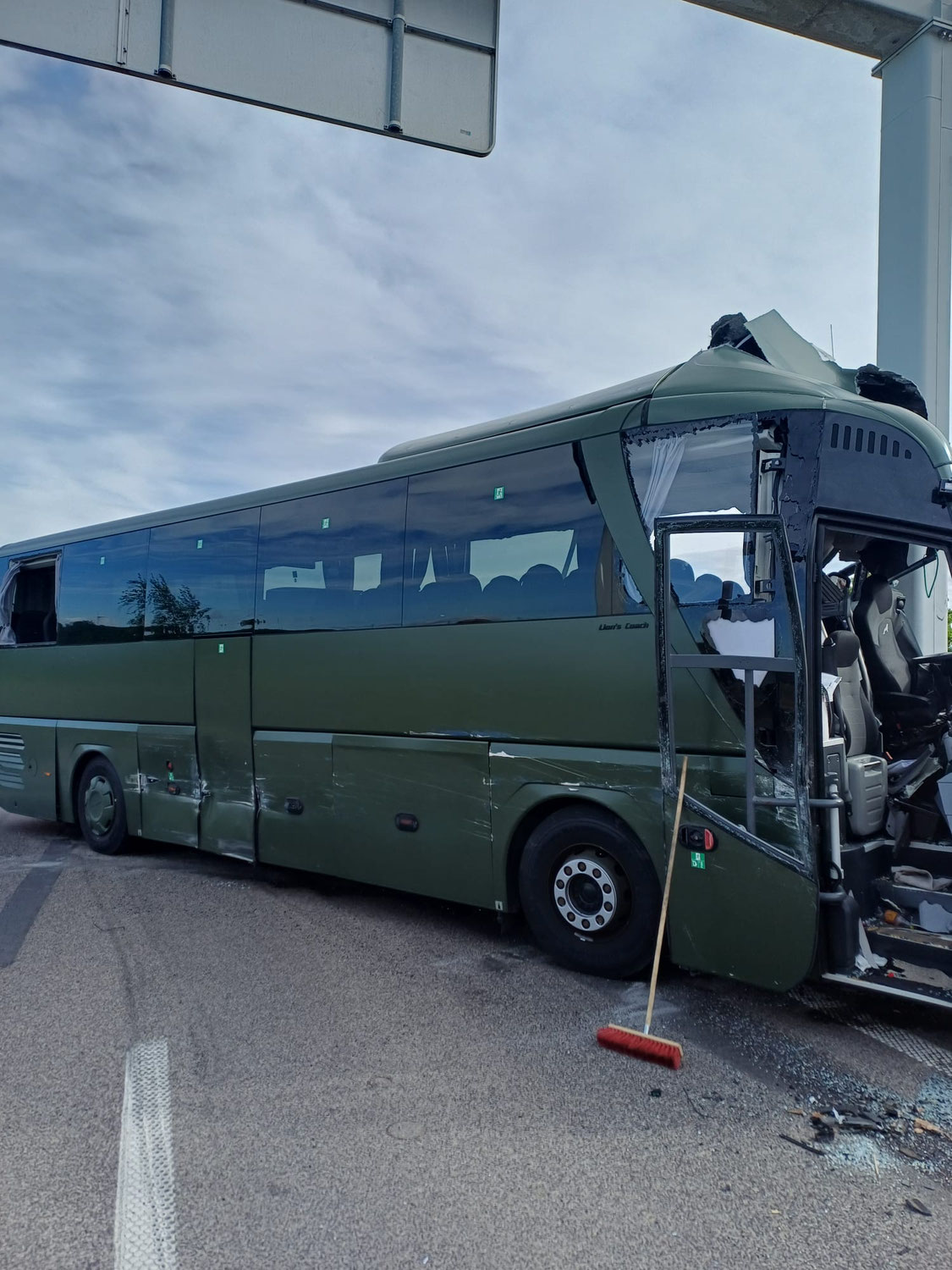 Schwerer Verkehrsunfall mit Bus & LKW auf der S33