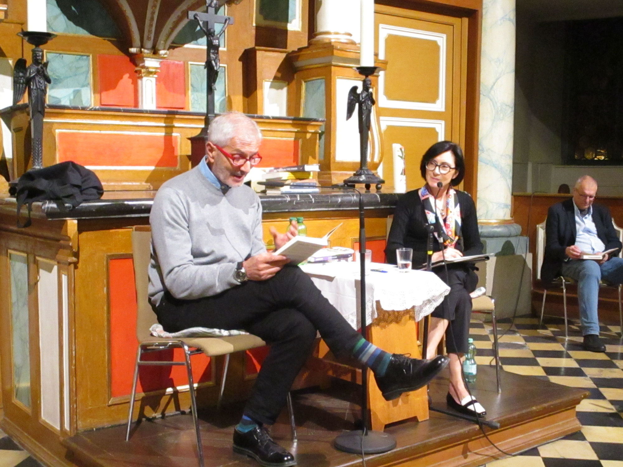 International bekannter Bestsellerautor Gianrico Carofiglio präsentierte seinen neuen Roman „Der Horizont der Nacht“ in Wetzlar vor vollem Haus