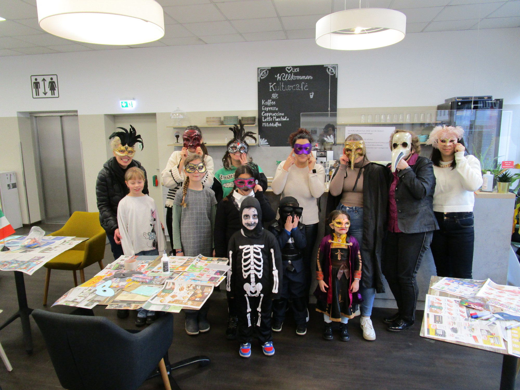 Deutsch-italienische Kinder bastelten Faschingsmasken mit der DIG Mittelhessen e.V. im Kulturcafé der Stadtbibliothek Wetzlar am Faschingssamstag