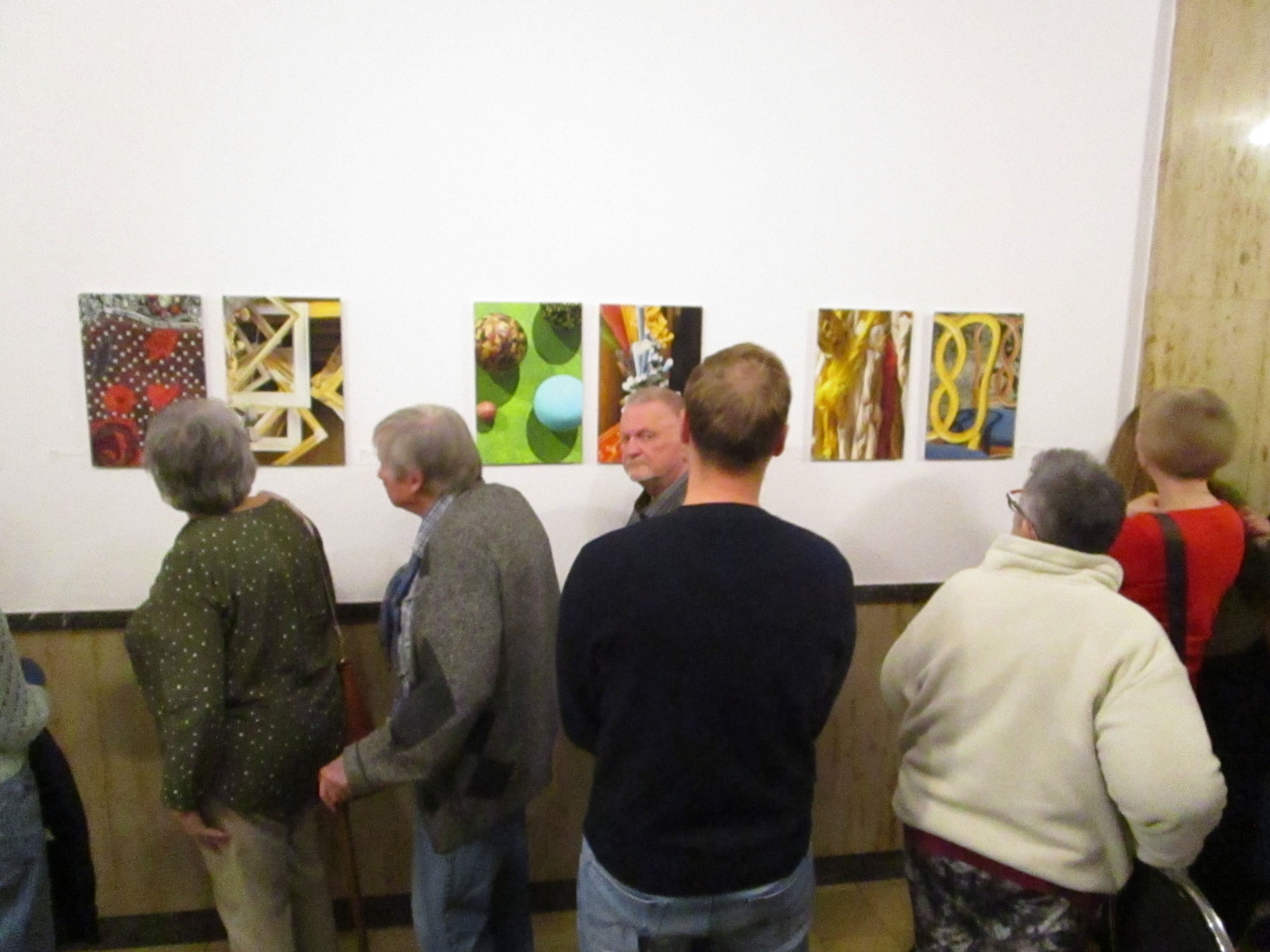 Voller Saal für die Vernissage der Venedig-Fotoausstellung „Jenseits der Fassade“ von Birgit Salzmann in der Phantastischen Bibliothek Wetzlar