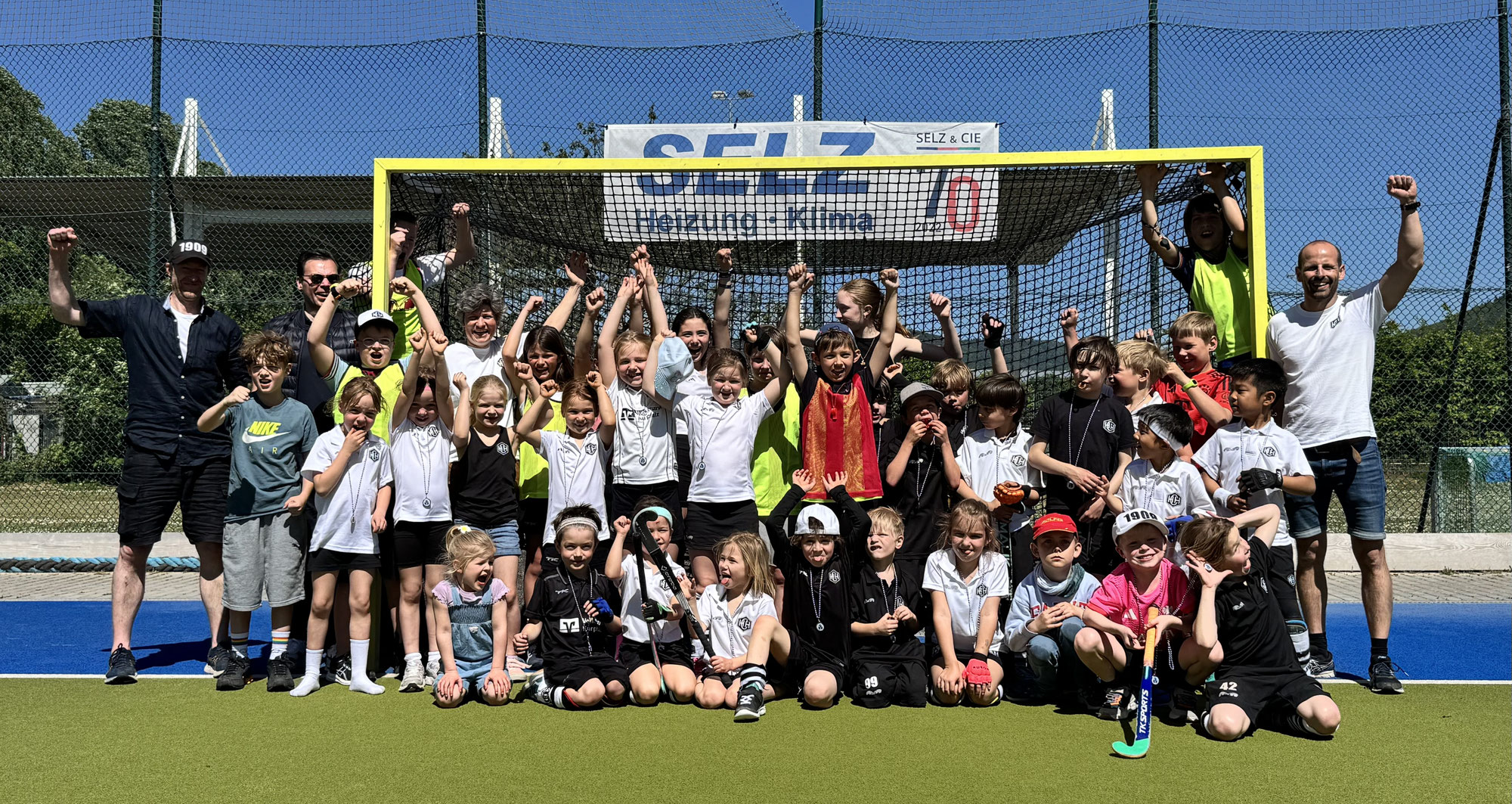 U8-Jungs und Mädchen mit vollem Einsatz beim Brückenaffencup