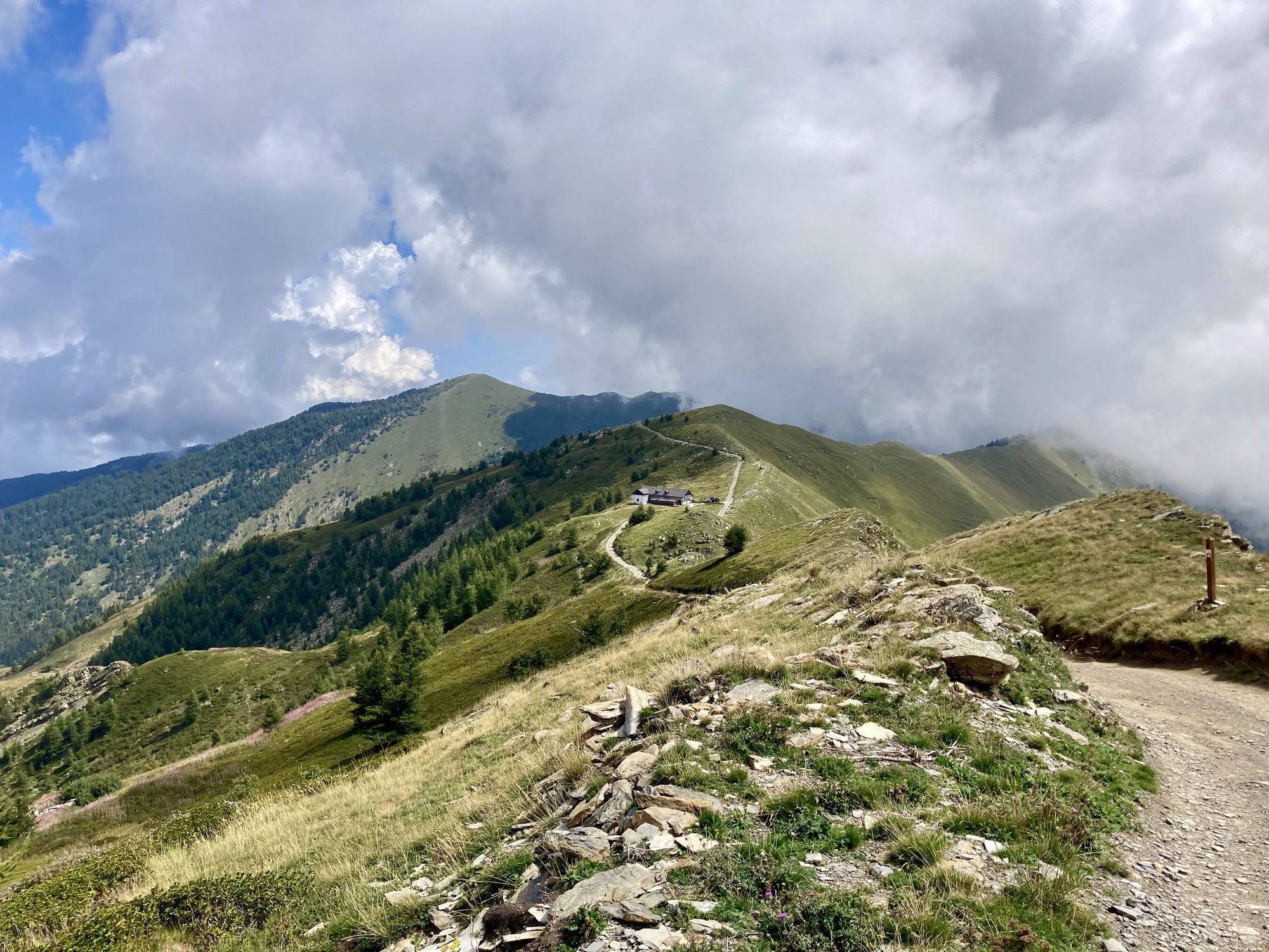 Monte Saccarello (Mont Saccarel) und Rifugio La Terza in den Ligurischen Alpen
