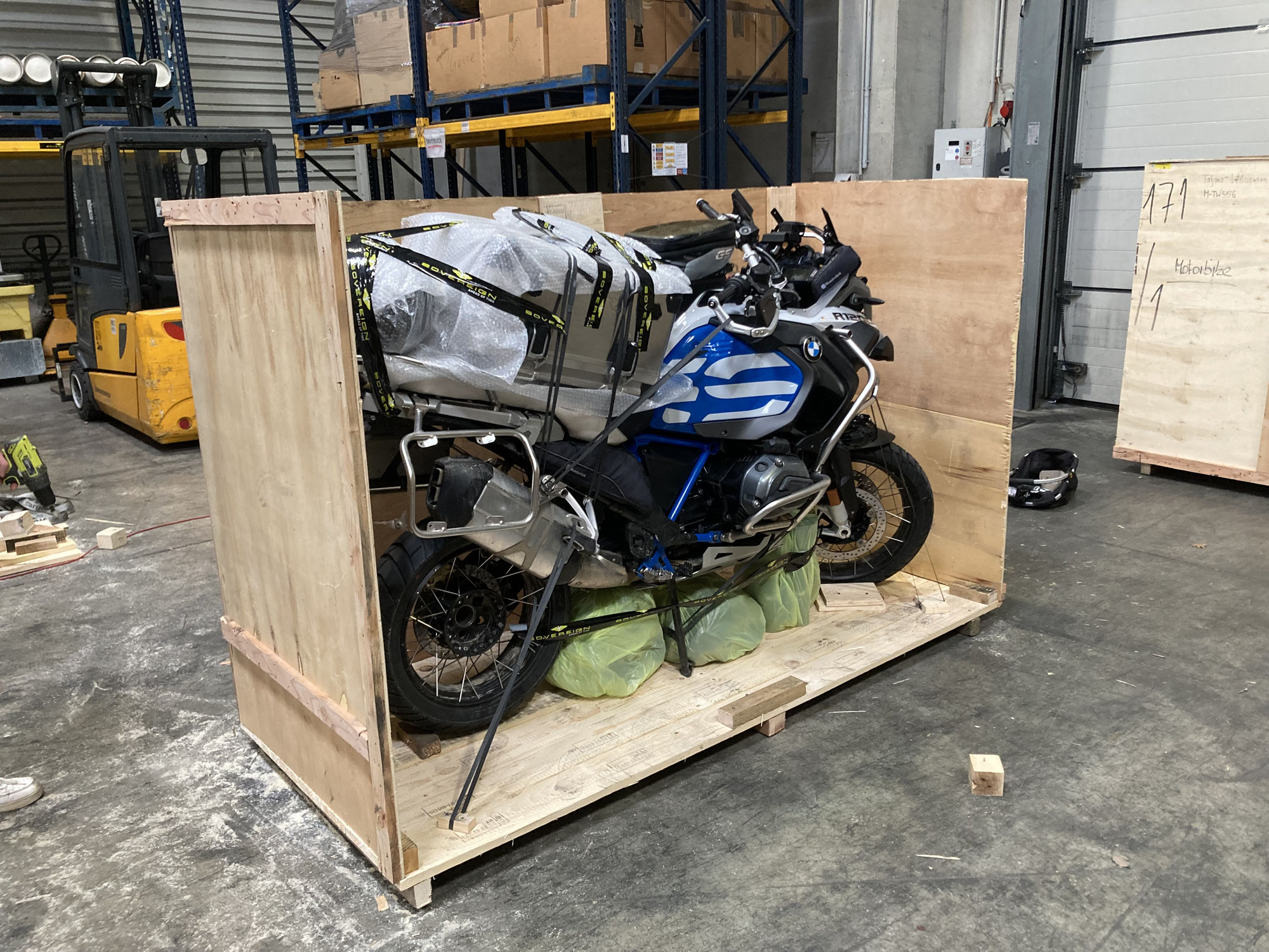 Die Mopeds werden verpackt