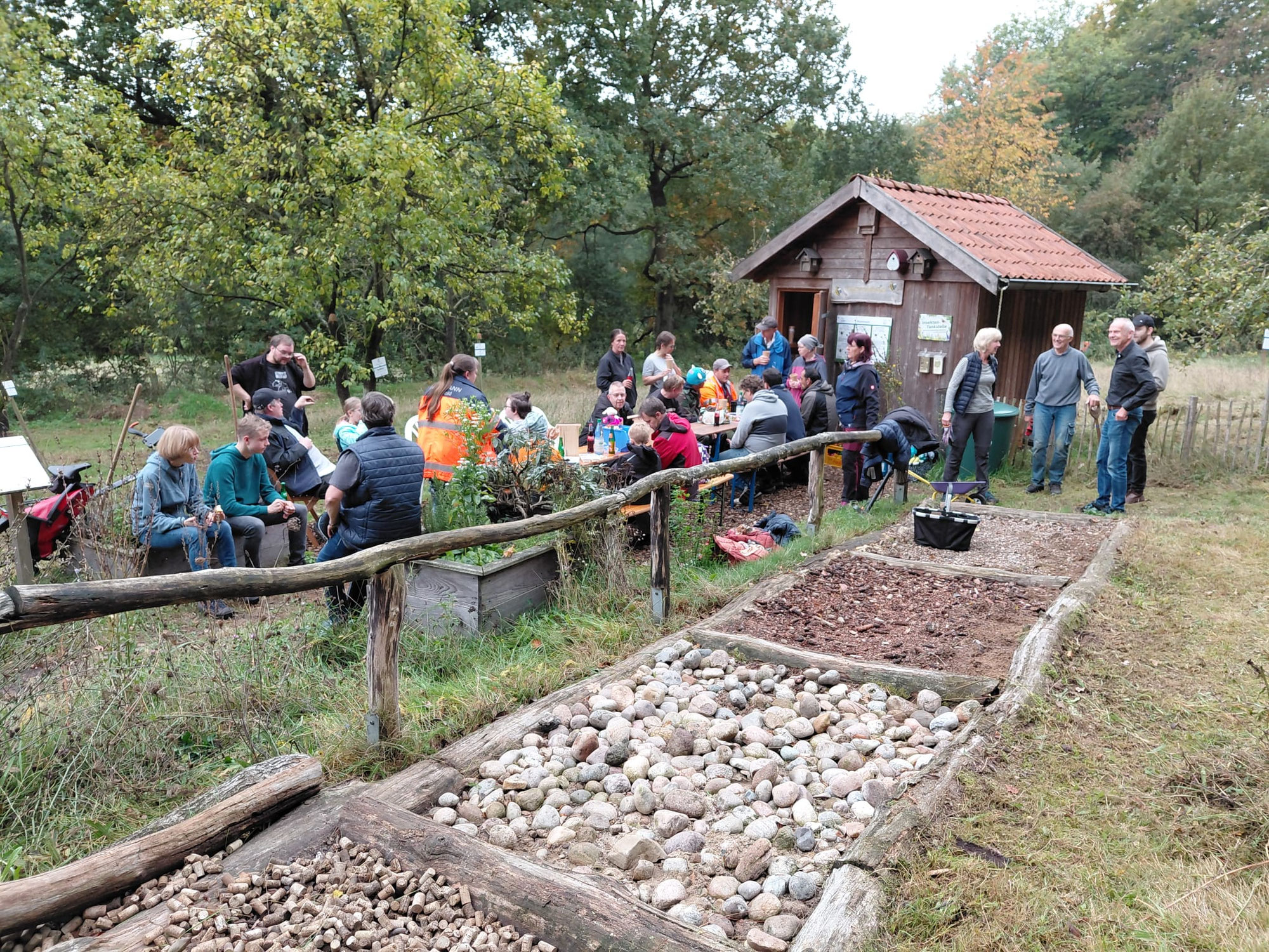 Pflegeeinsatz mit den Geocachern auf unserer Naturerlebniswiese