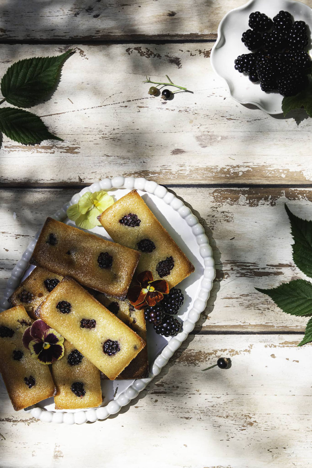 Financiers à l'aquafaba mûres/cassis