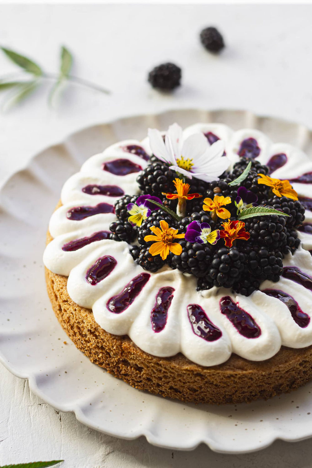 Tarte aux mûres et tagète du jardin