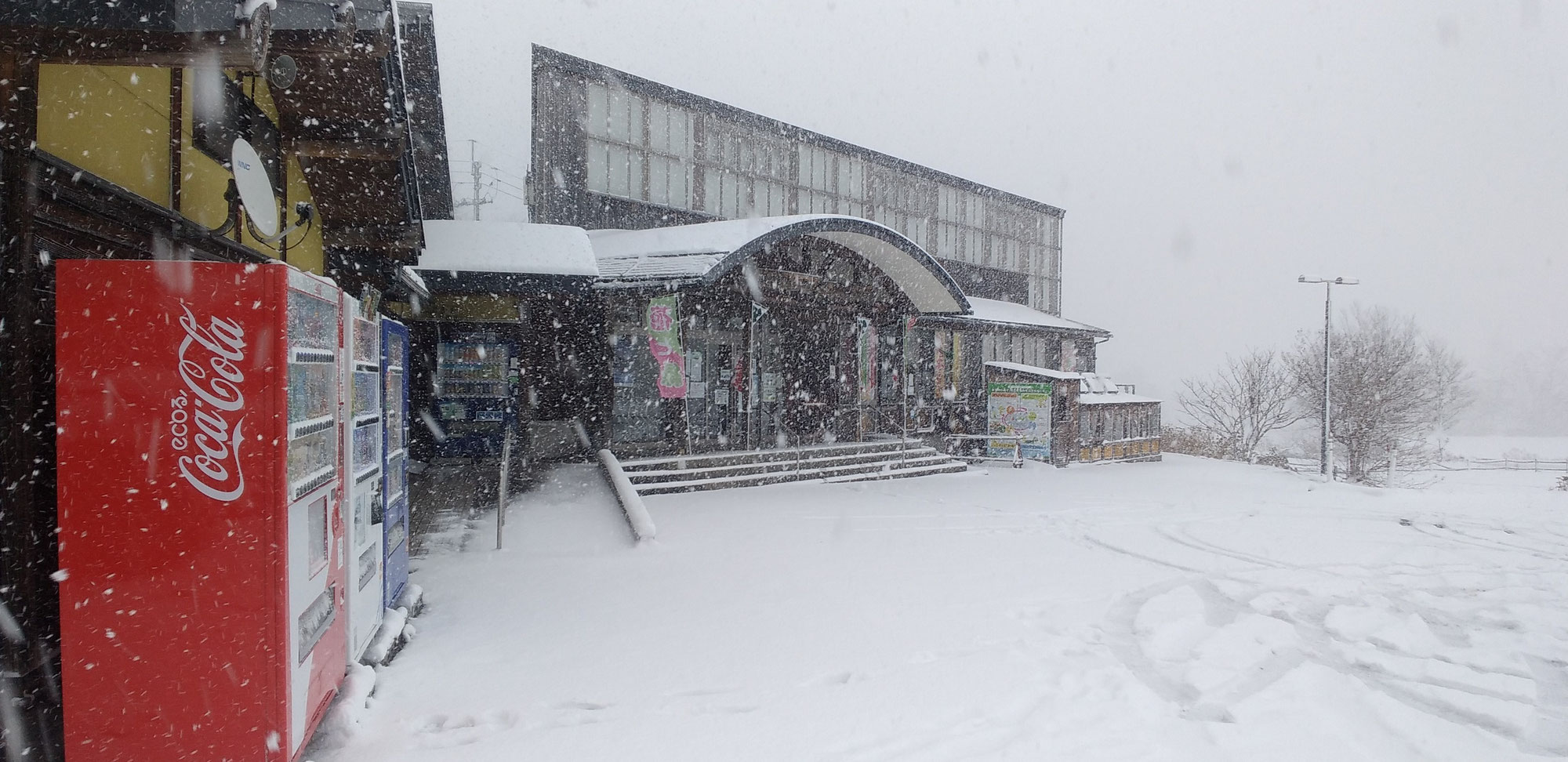 吹雪の中の直売所