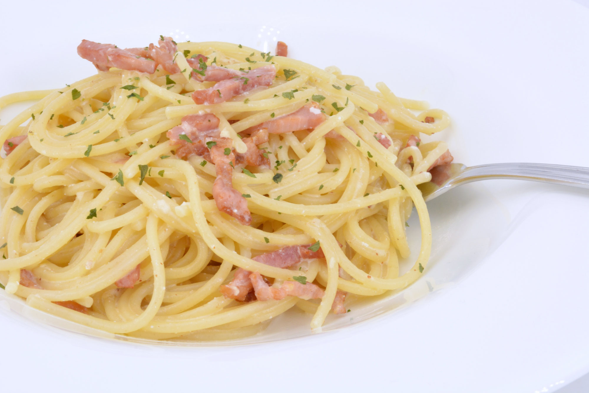 Spaghetti con salsa de queso amarillo