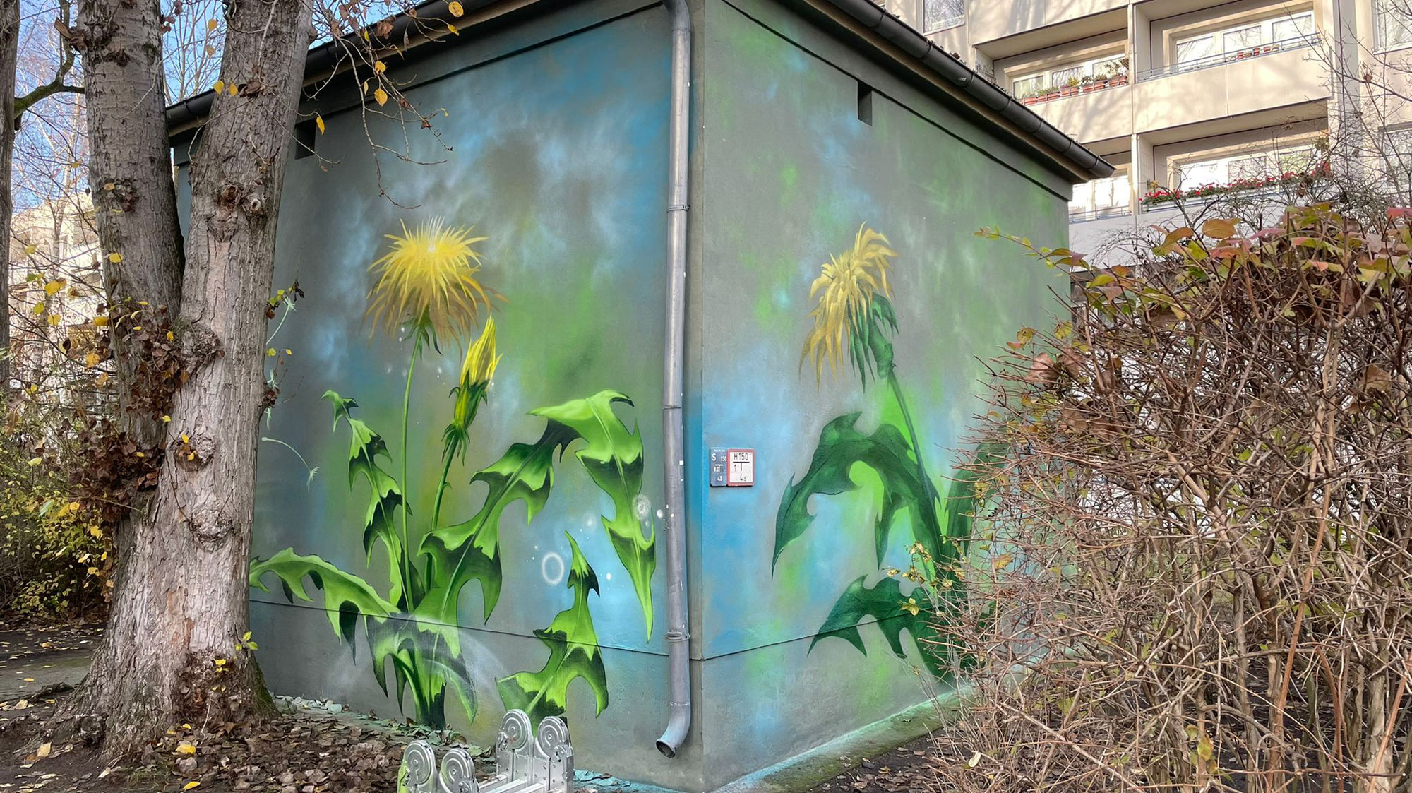 Kunst auf Stromhaus mit Graffiti Sprayer