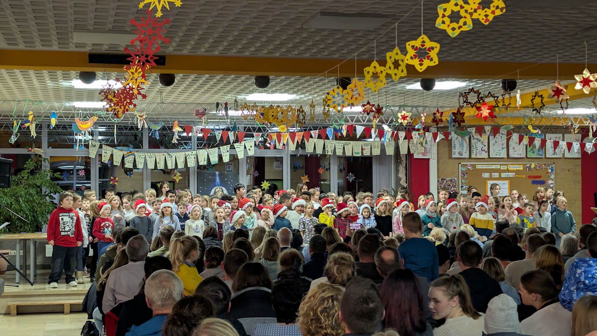 Stimmungsvolle Weihnachtsfeier an der Grundschule Lichtenau