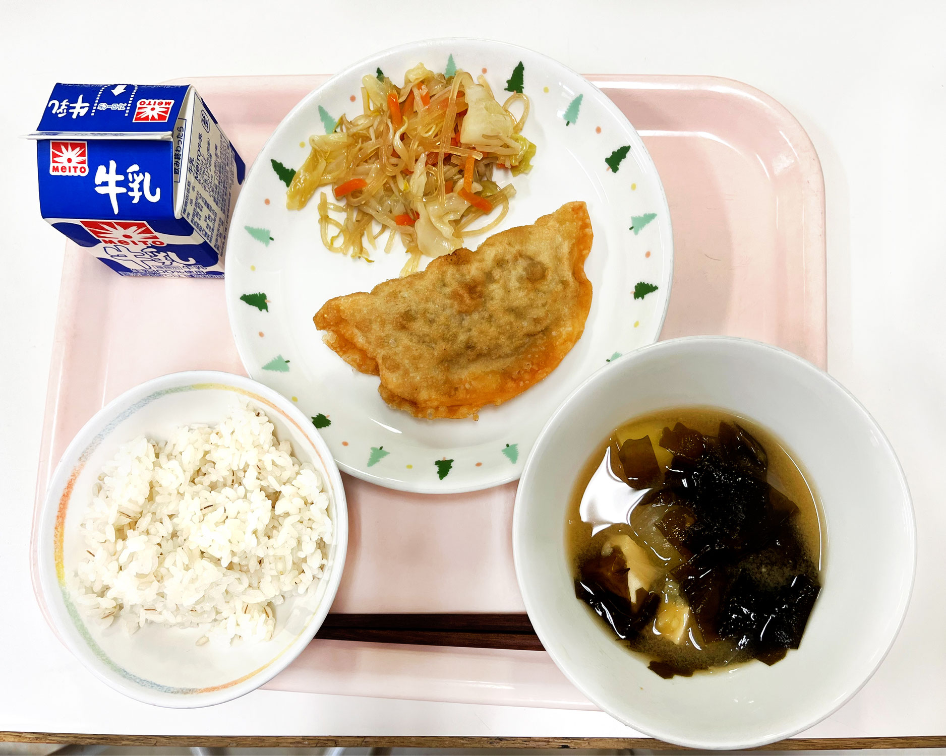 【学級委員会】1年生学級委員会　活動報告『給食試食会』