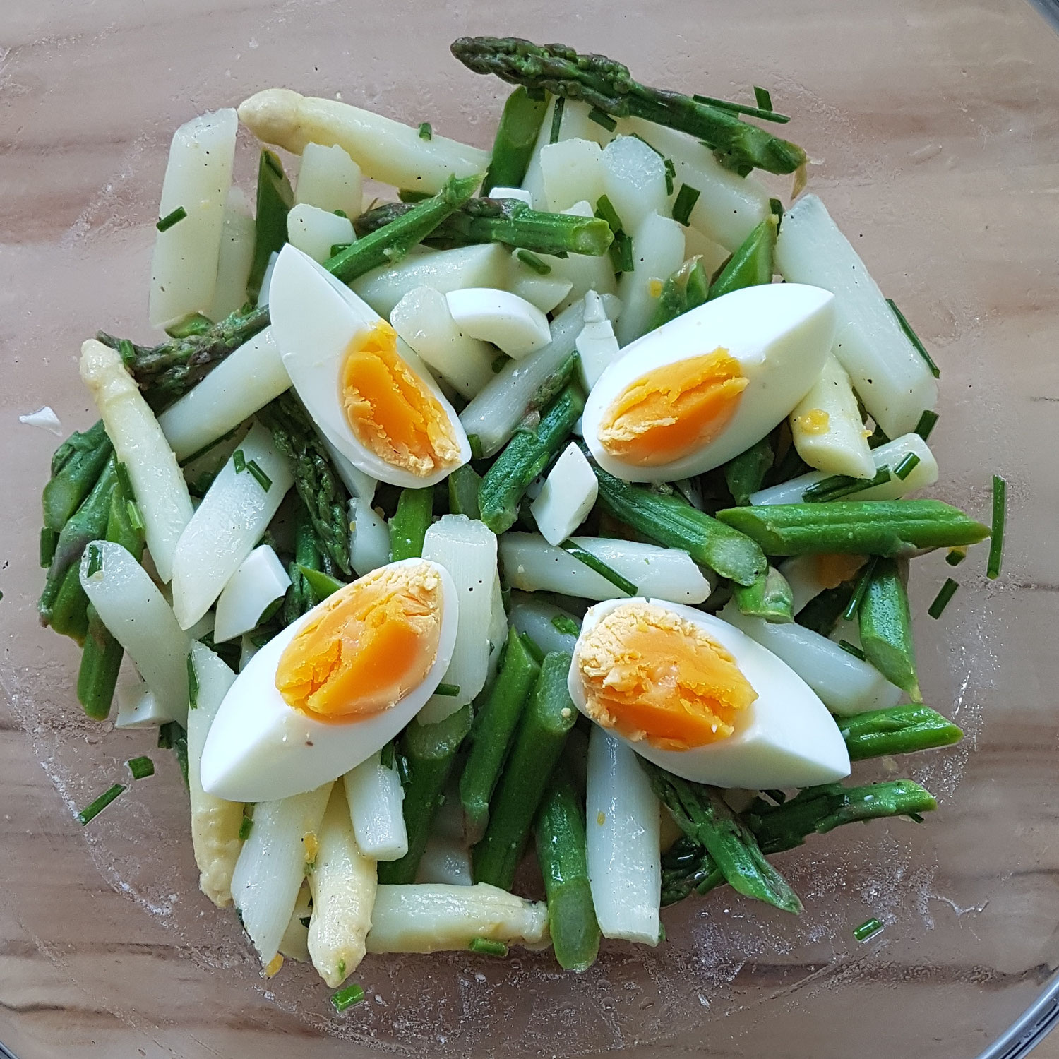 Bunter Spargelsalat mit Ei