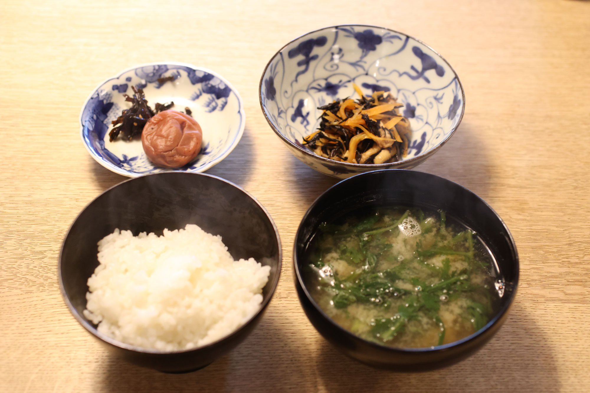 日本の朝ごはん 畑で採れた人参でひじき 春菊でお味噌汁