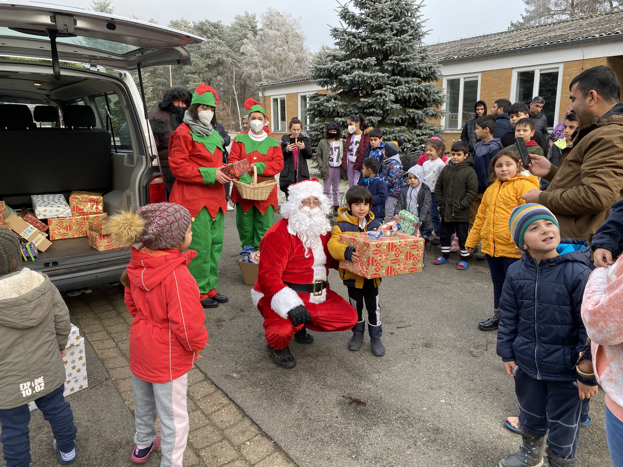 Förderverein Ehra-Lessien packt auch im 5. Jahr fast 100 Weihnachtspäckchen für Flüchtlingskinder Geschenk-Paten können ab sofort Wunschzettel erhalten
