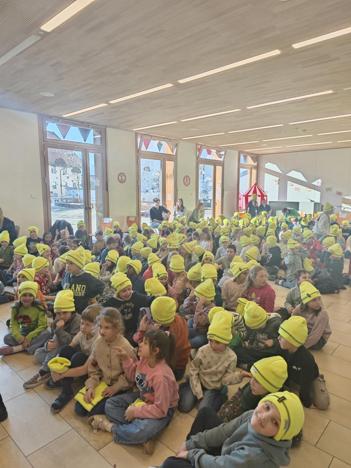 Sicherer Schulweg - Mützen schützen