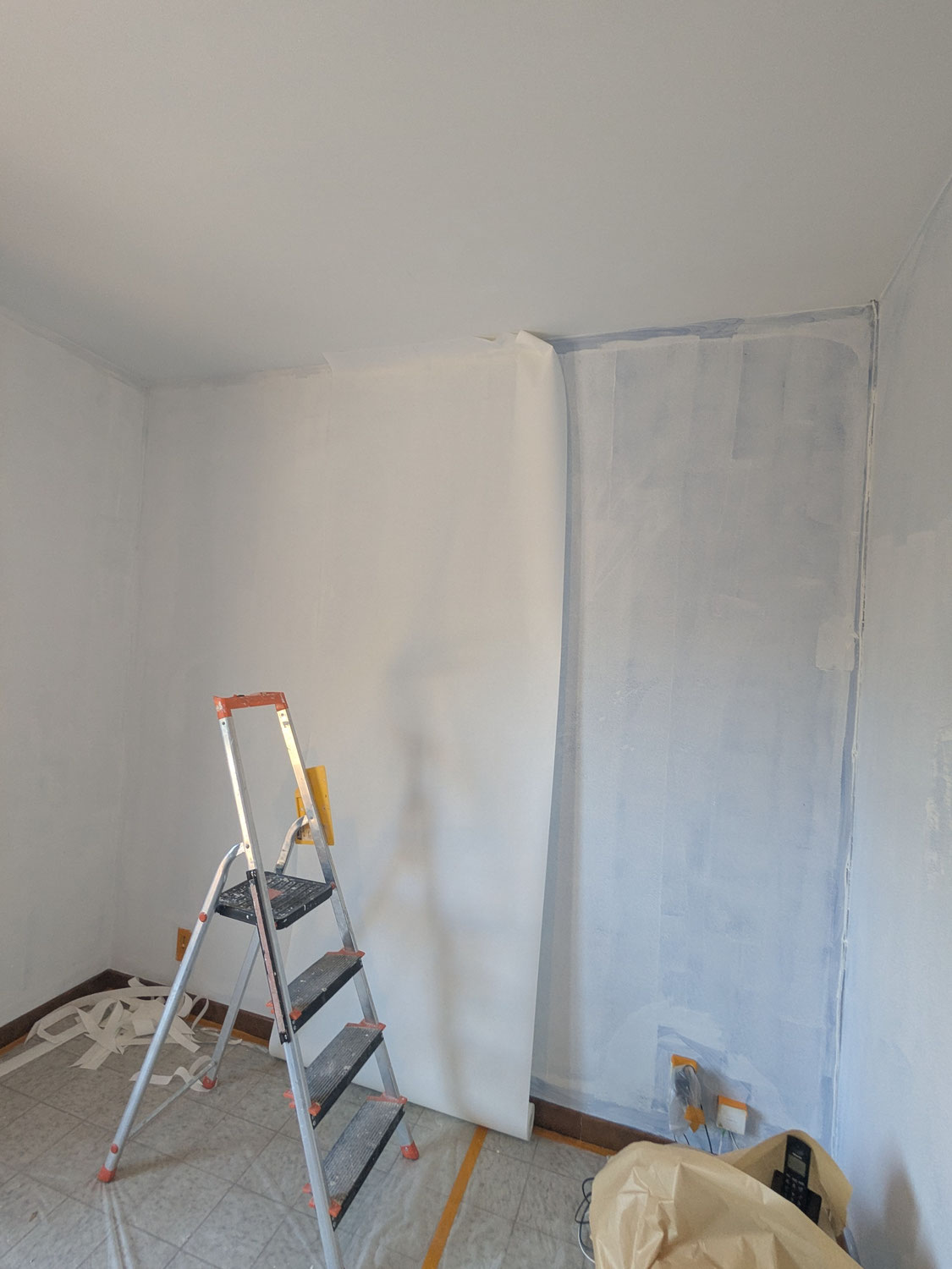 Pose toile de rénovation sur murs de chambre à Sérignan