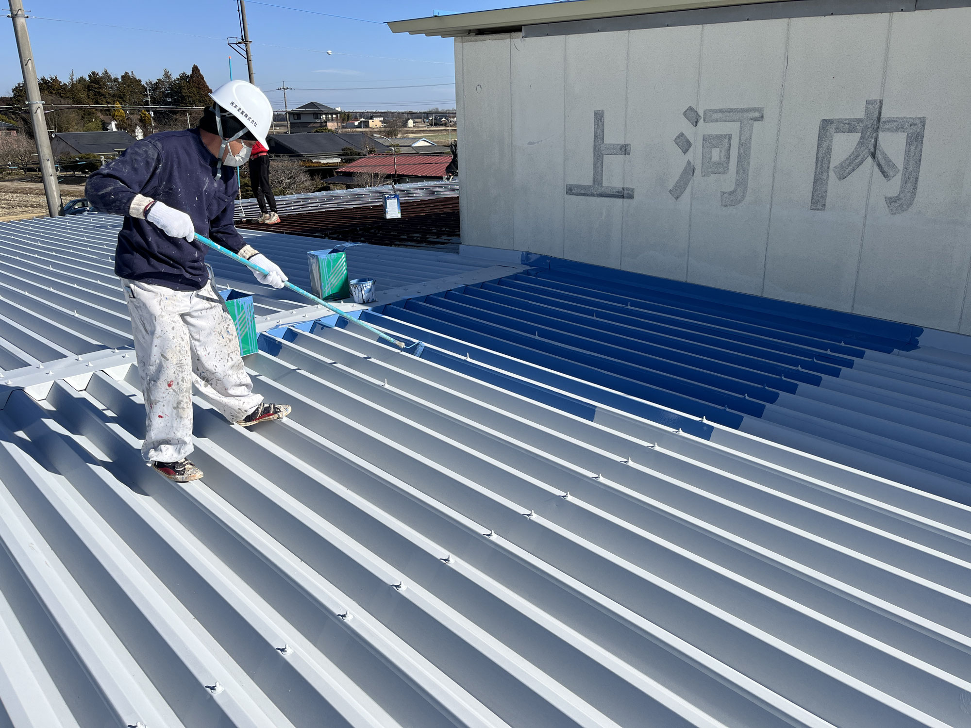 【宇都宮市】折半屋根　中塗施工スタート！