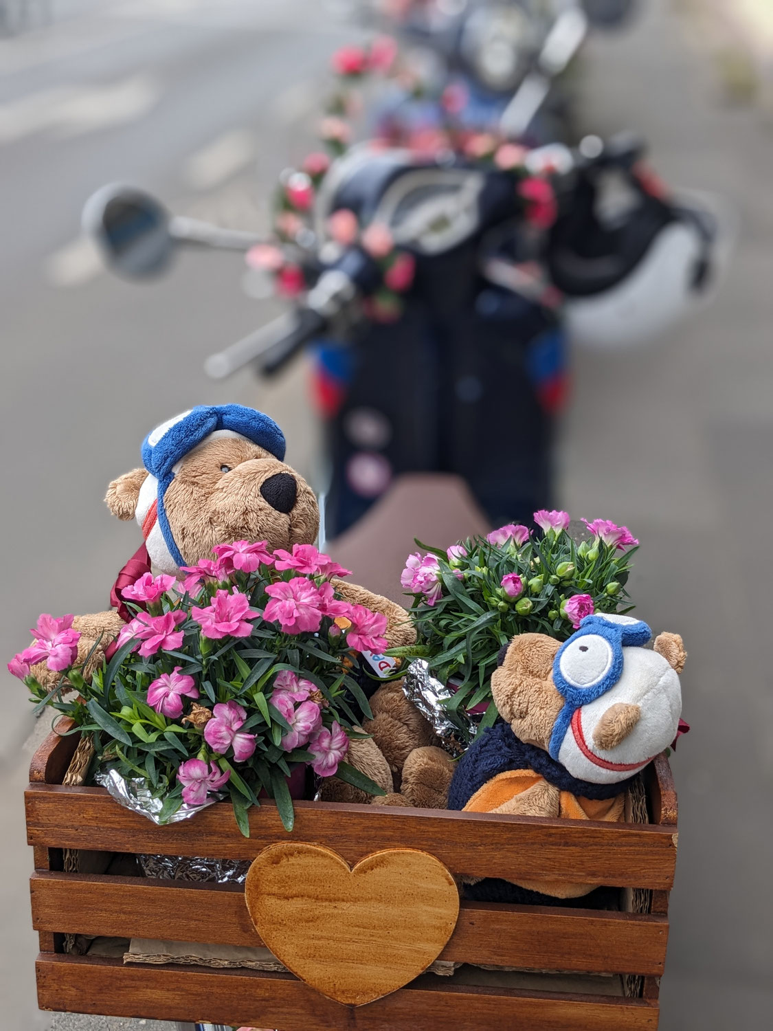 Frühlingsausfahrt mit Blumengrüßen und bester Laune