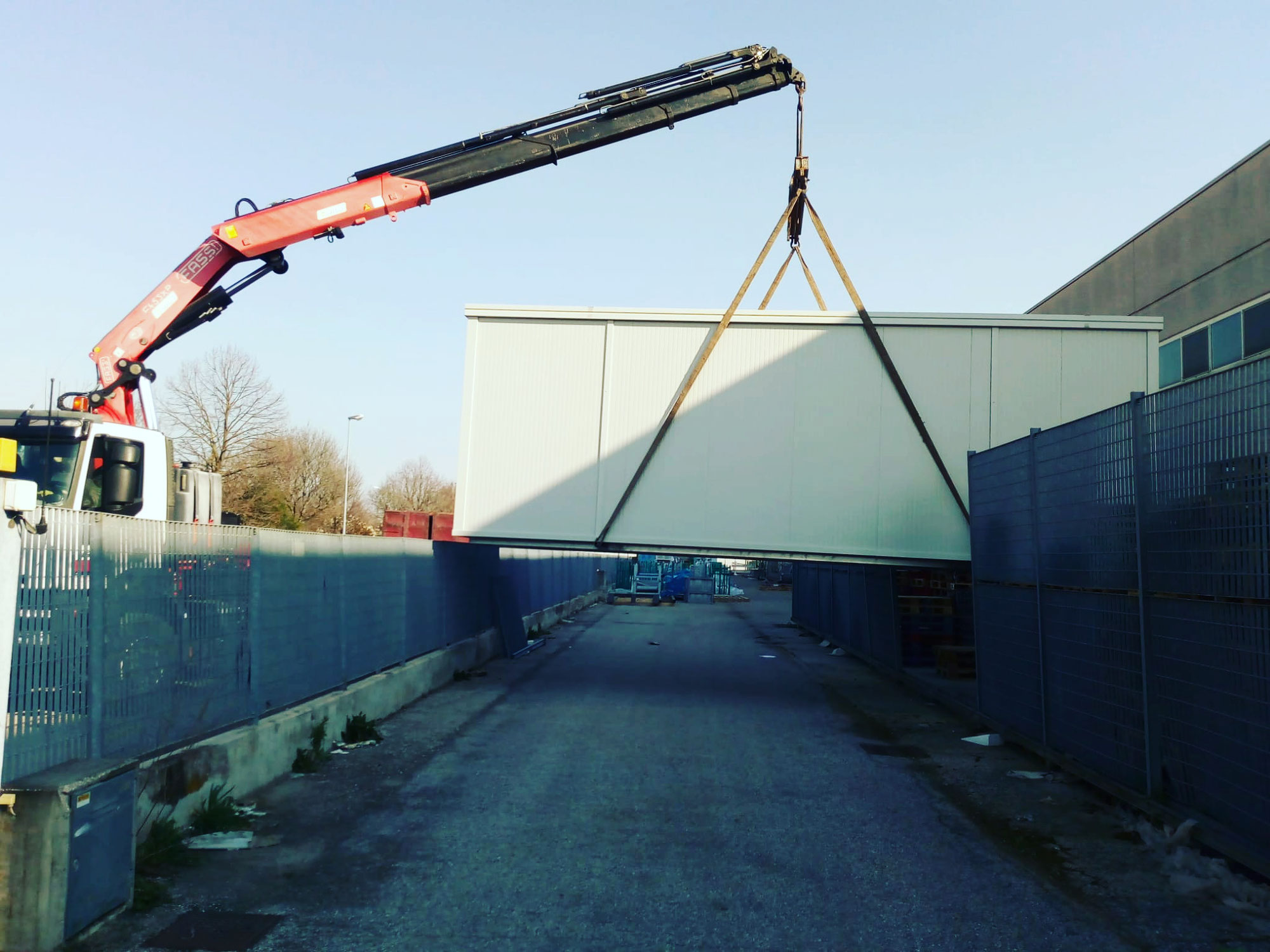 Rimini gru noleggio camion gru per scarico e posizionamento container San Giovanni in Marignano