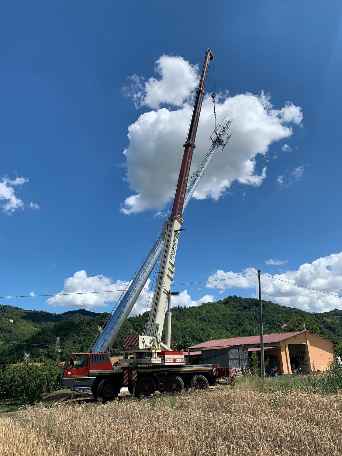 Rimini gru noleggio autogru per montaggio palo della telefonia a Cesena
