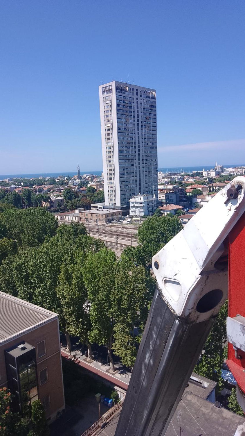 Rimini gru noleggio piattaforma aerea 44 metri per intervento telefonia Rimini