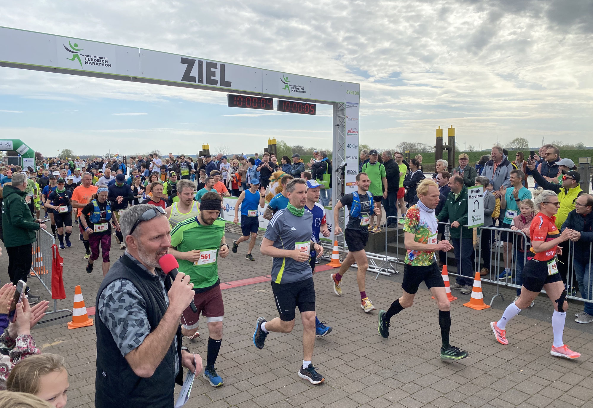 Tangermünde: Brandenburger gewinnt den Elbdeichmarathon - ein Genthiner die Zehn-Kilometer-Strecke