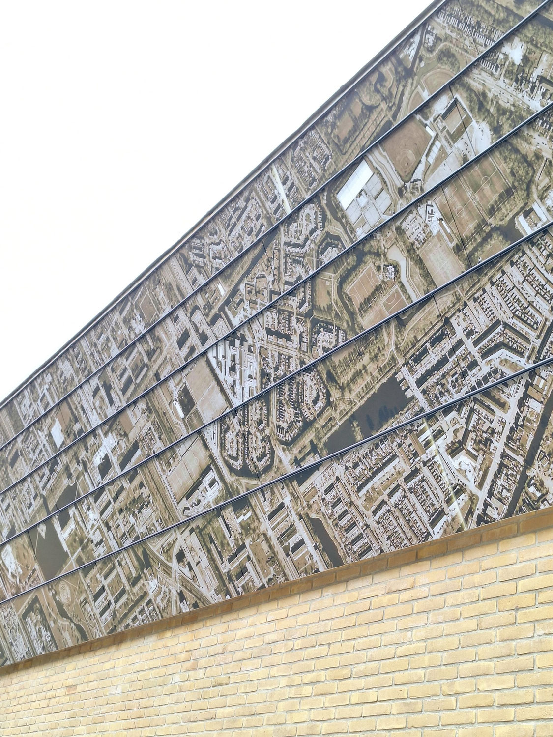 Zonnegevel op gymzaal Gemeente Rotterdam - ZigZagSolar, nieuwe generatie zonnegevels