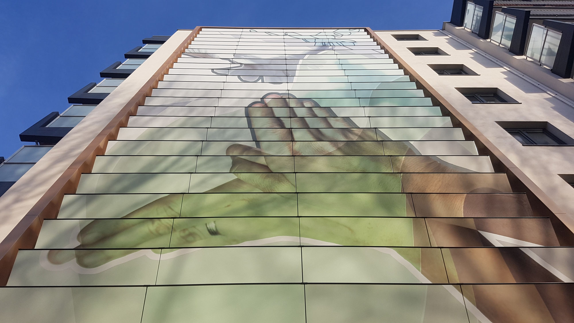 Zonnegevel met kunst op galerijflat - Woningcorporatie Wonen Limburg - ZigZagSolar, nieuwe generatie zonnegevels